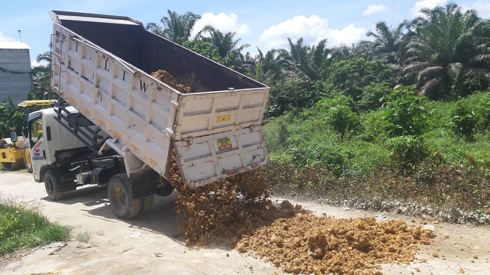 PERBAIKI JALAN : PT Letawa memperbaiki jalan desa sepanjang sekitar 3 kilometer melalui program CSR di bidang infrastruktur. 
