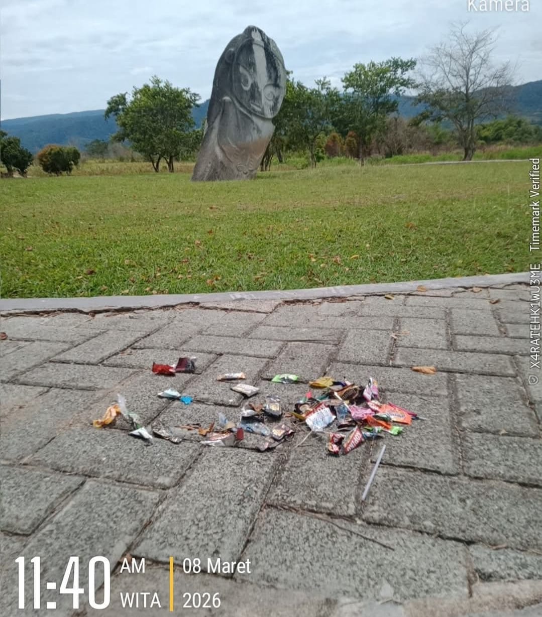 Sampah plastik terlihat berserakan di area situs megalit Patung Palindo di Lembah Bada, Poso, Sulawesi Tengah, viral di media sosial.