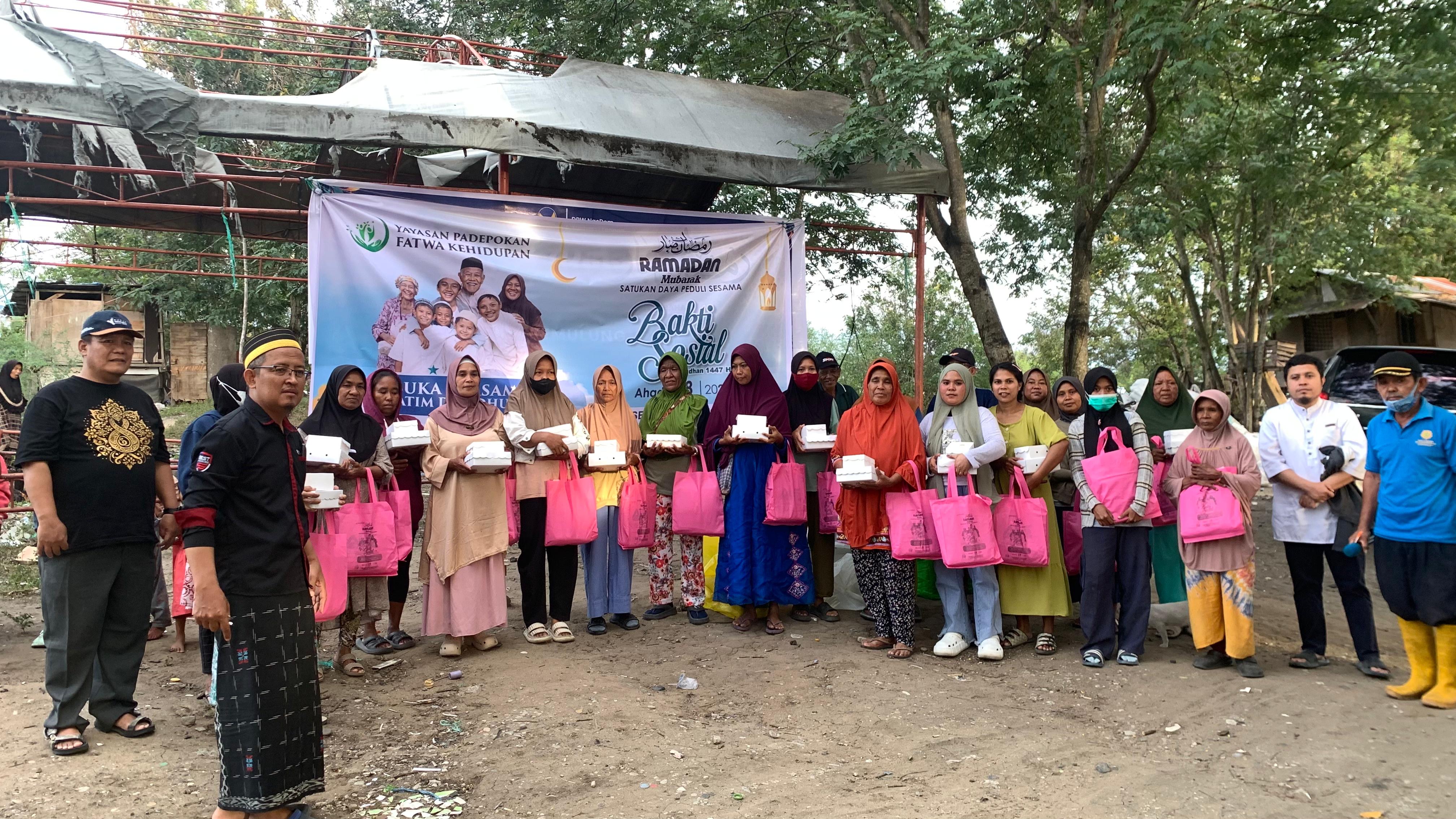 Sejumlah warga penerima bantuan di TPA Kawatuna pada Minggu (8/3/2026)