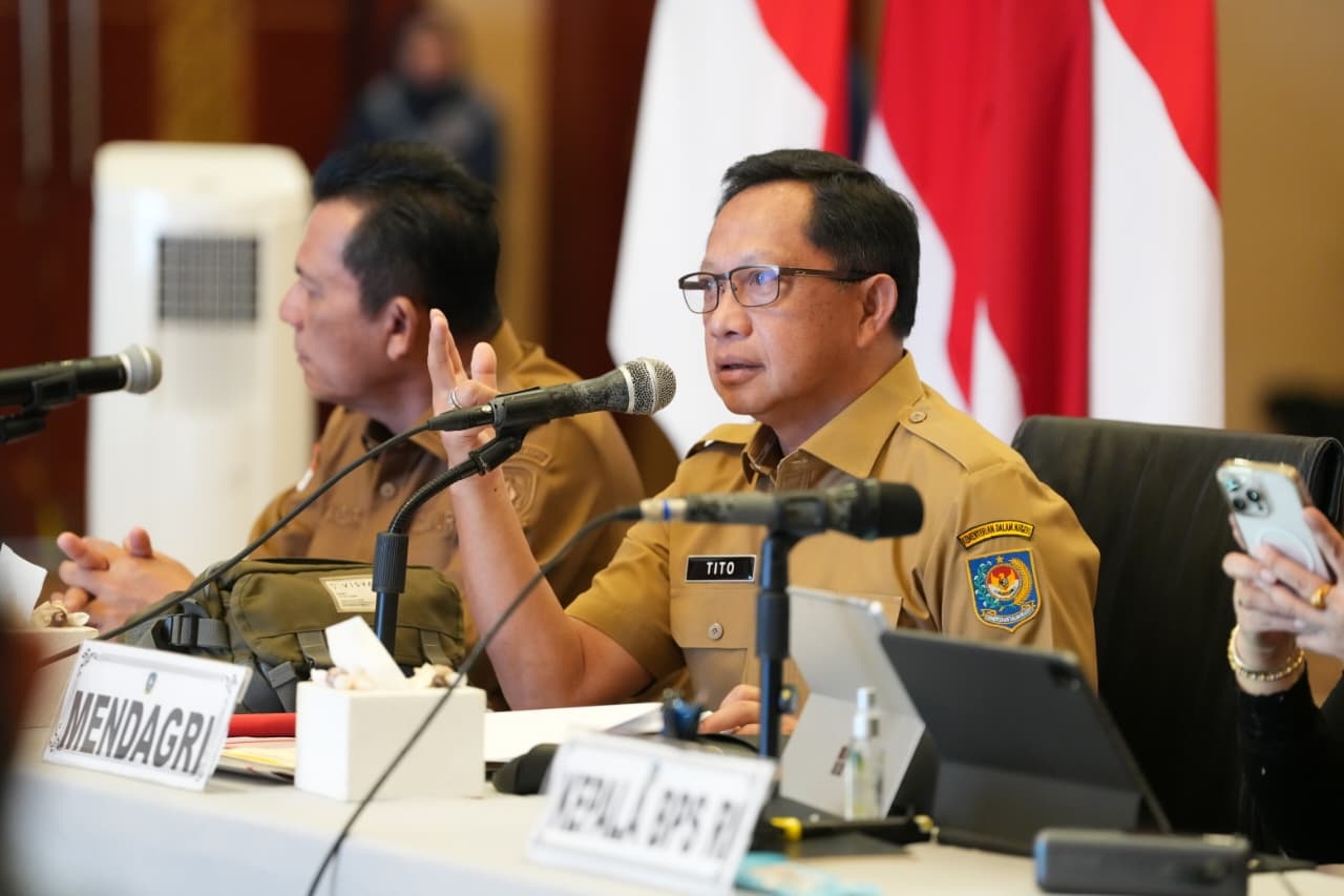 RAKOR: Mendagri Tito Karnavian, memimpin rakor pengendalian inflasi.(FOTO: ISTIMEWA/RADAR PALU)   