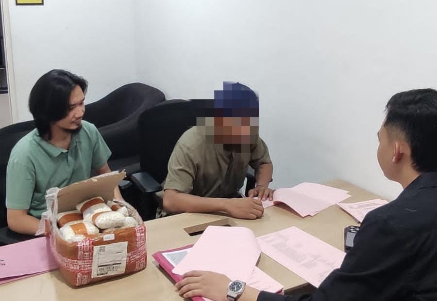 UNGKAP: Tampak Polres Banggai menahan tersangkan pengedar pil illegal.(FOTO: NENDRA PRASETYA/RADAR PALU).
