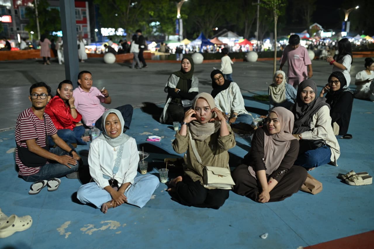 DUDUK SANTAI: Sejumlah warga saat berada di Lapangan Vatulemo, menghabiskan waktu malam untuk sekadar melepas penat.