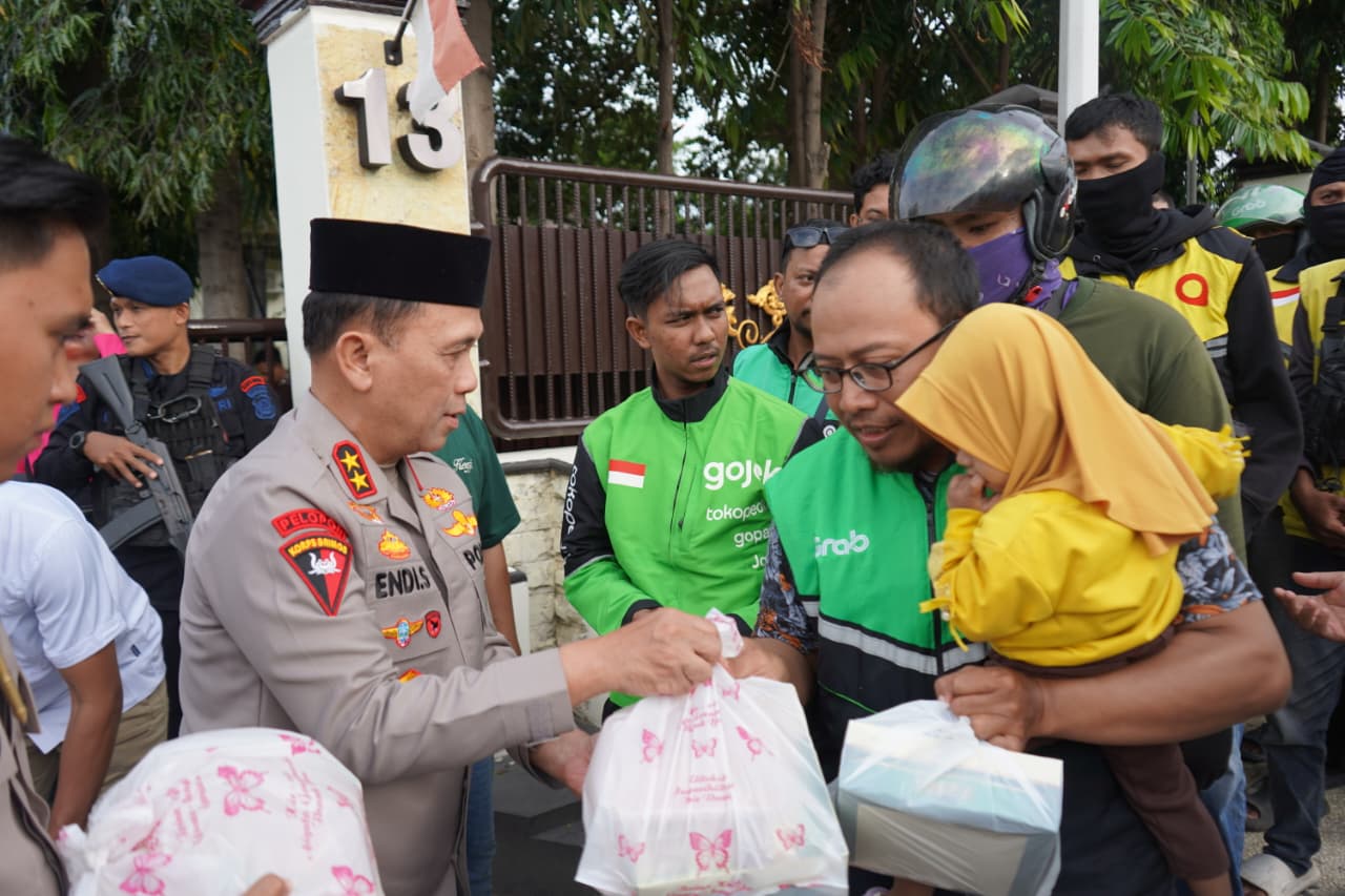 Kapolda Sulawesi Tengah, Endi Sutendi membagikan paket takjil kepada pengendara dan masyarakat di depan rumah jabatan Kapolda di Kota Palu, Senin (9/3/2026). Kegiatan tersebut merupakan bentuk kepedul