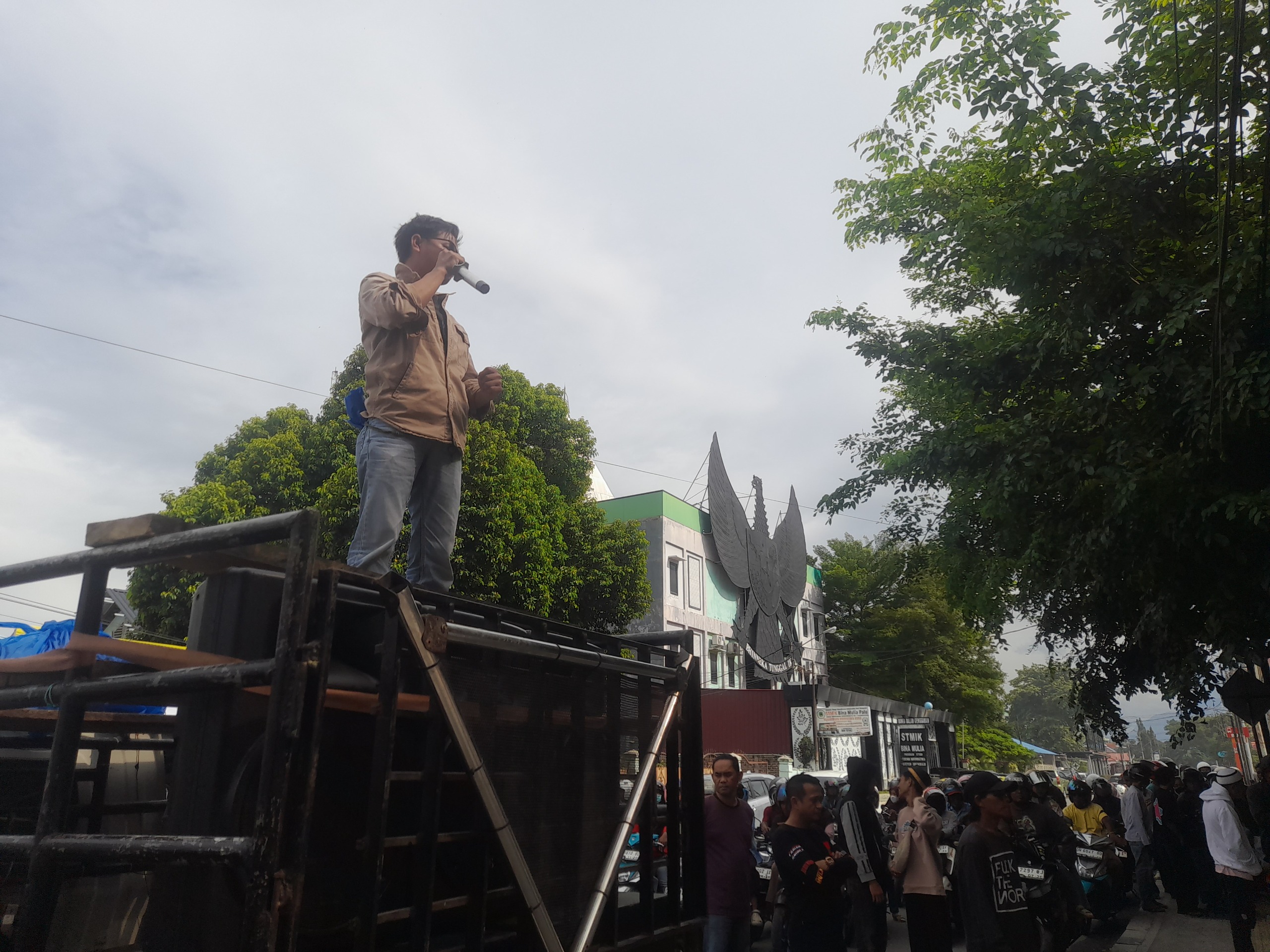 Aksi massa Lingkar Tambang dan mahasiswa menggelar demonstrasi di kantor Komisi Nasional Hak Asasi Manusia perwakilan Sulawesi Tengah di Palu, Senin (9/3/2026).