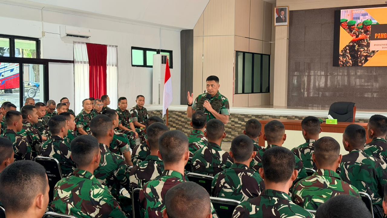 Pangdam Kodam XXIII/Palaka Wira, J. Binsar Parluhutan Sianipar, memberikan arahan dan motivasi kepada prajurit baru Yonif Teritorial Pembangunan.