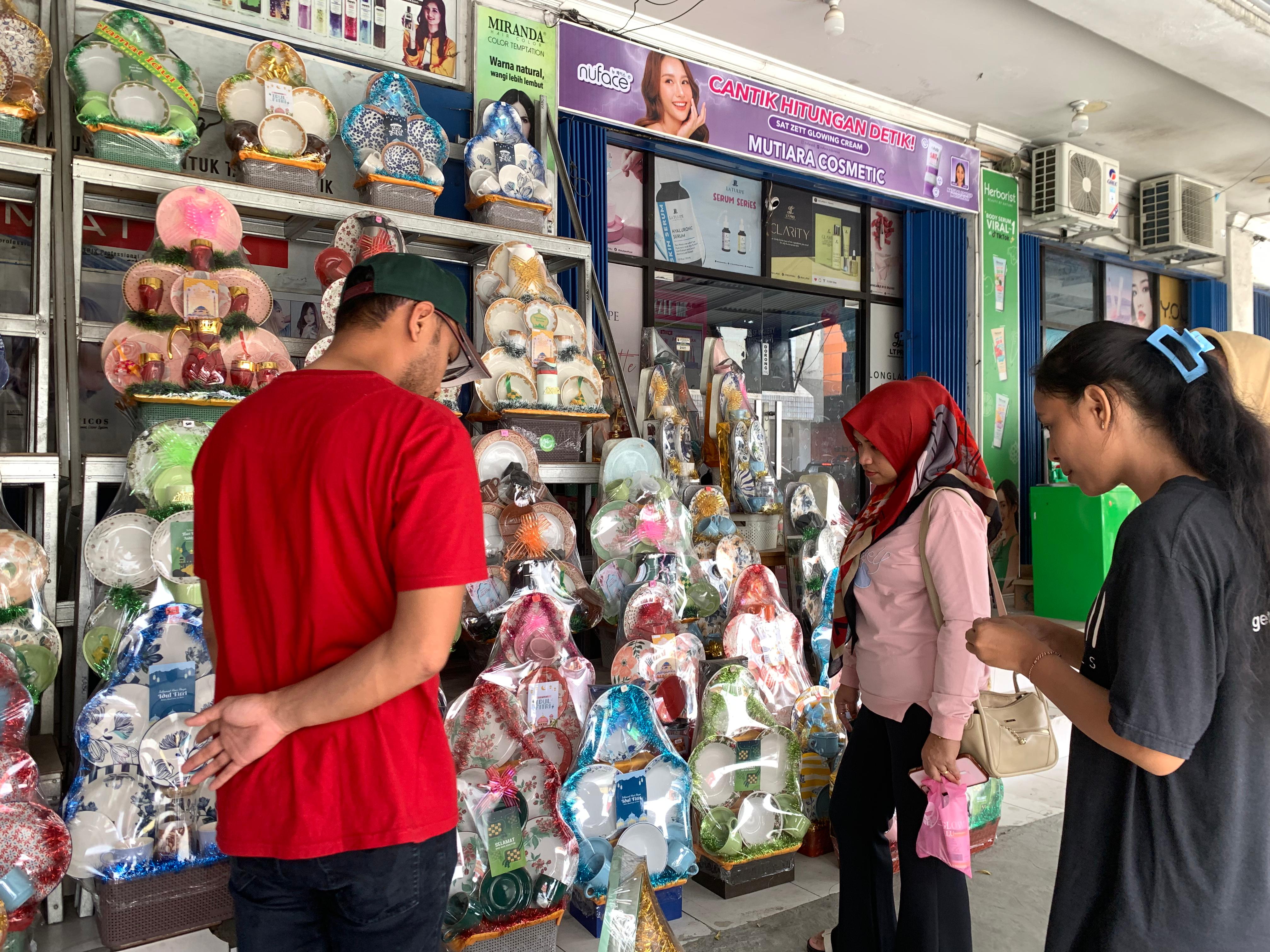 Penjualan parcel mulai meningkat meski tidak seramai tahun-tahun sebelumnya.