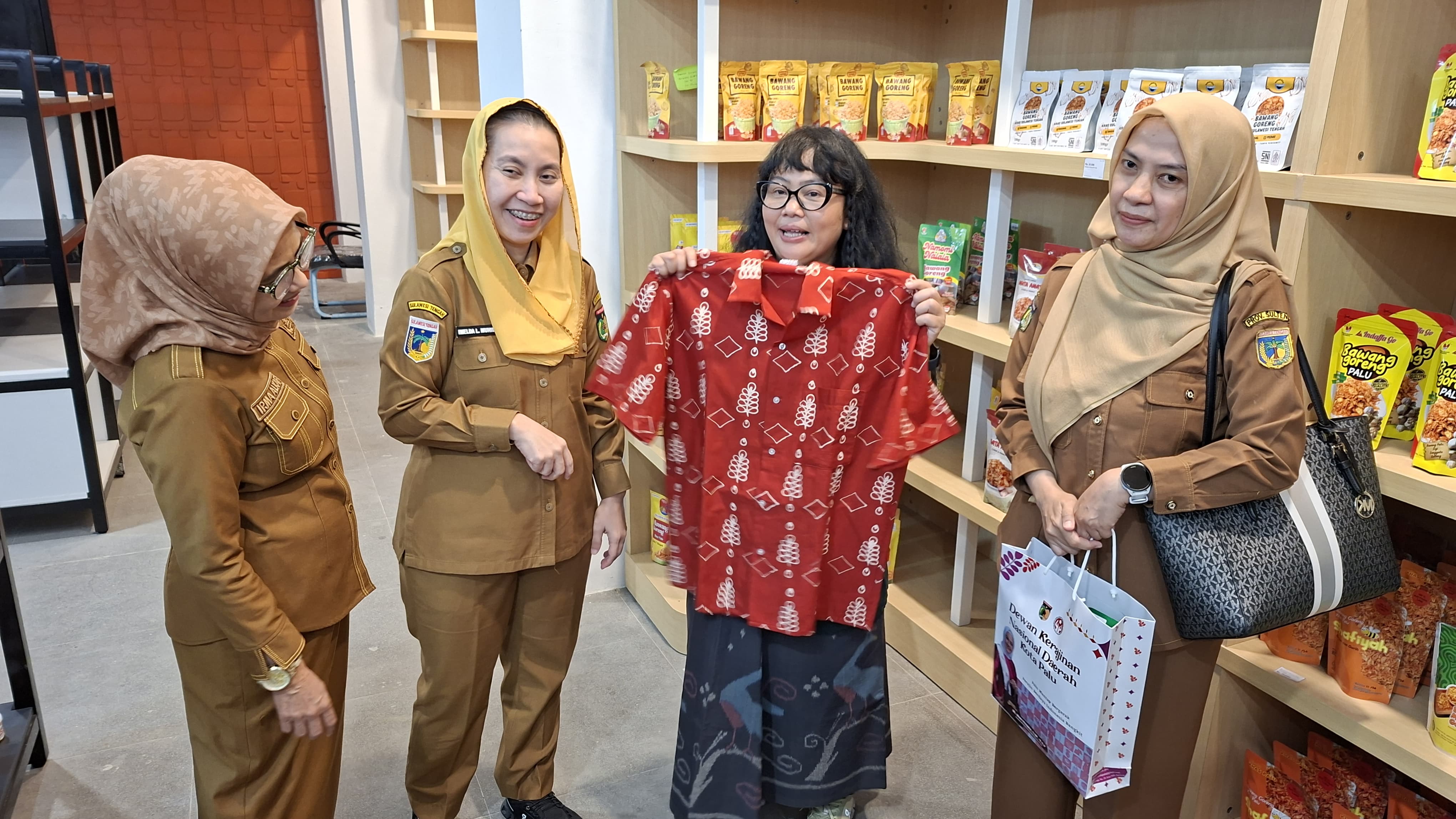Penggiat dan pemerhati industri tenun, Dian Oerip (kedua dari kanan), melakukan kunjungan ke kawasan New Baruga, Kota Palu. 