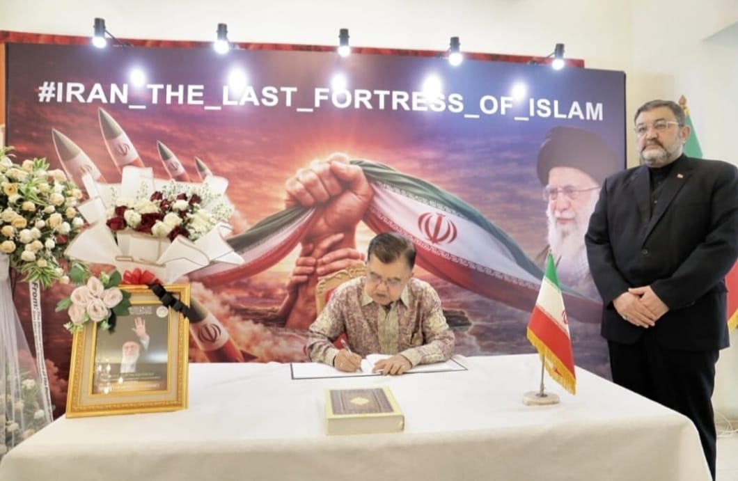Jusuf Kalla menuliskan pesan belasungkawa atas wafatnya pemimpin spiritual Iran, Ali Khamenei, dalam buku duka yang disediakan perwakilan Iran.