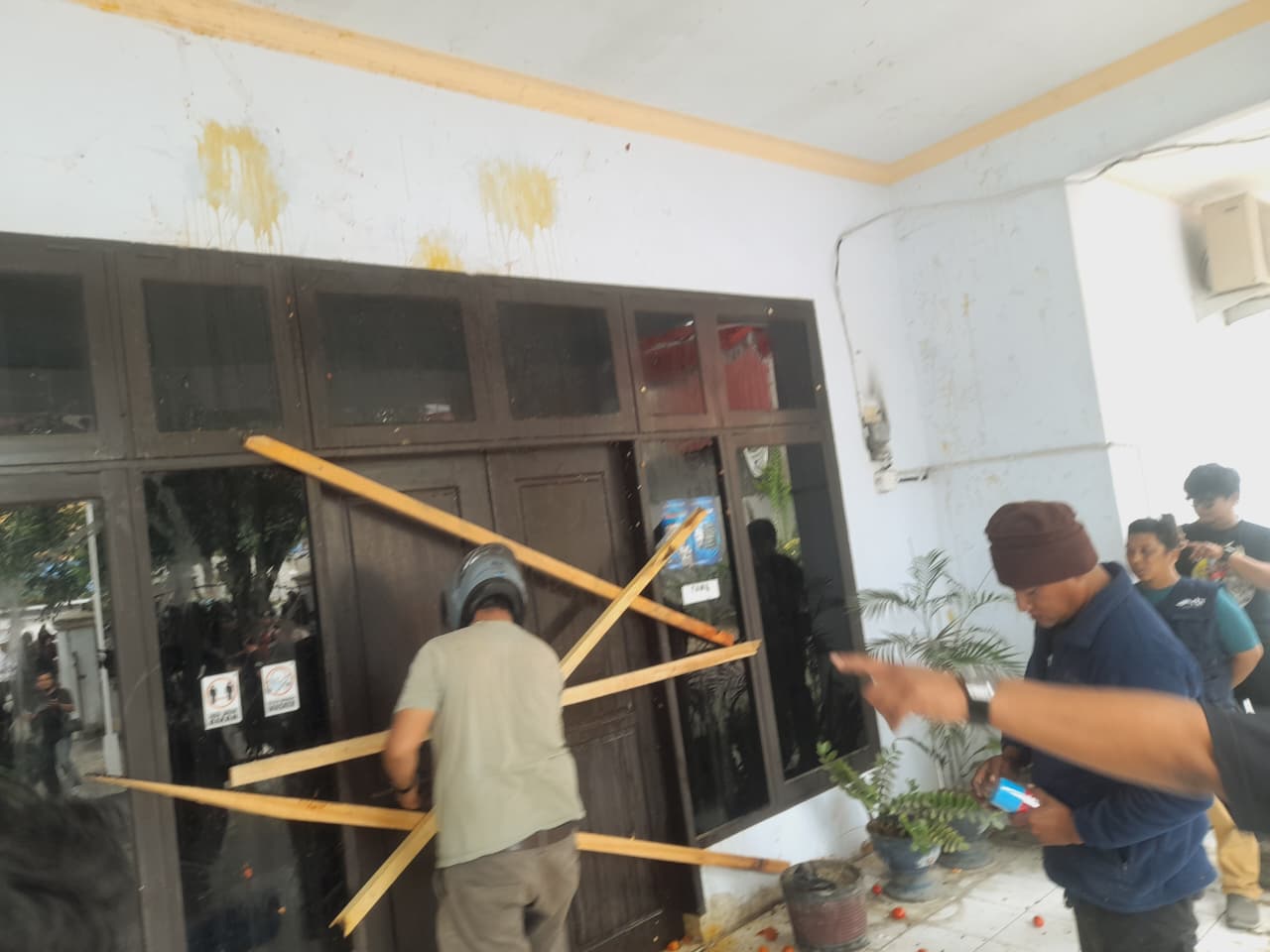 Massa menyegel kantor Komnas HAM Sulawesi Tengah di Palu usai aksi protes terhadap Kepala Perwakilan Livand Breemer, Senin (9/3/2026).