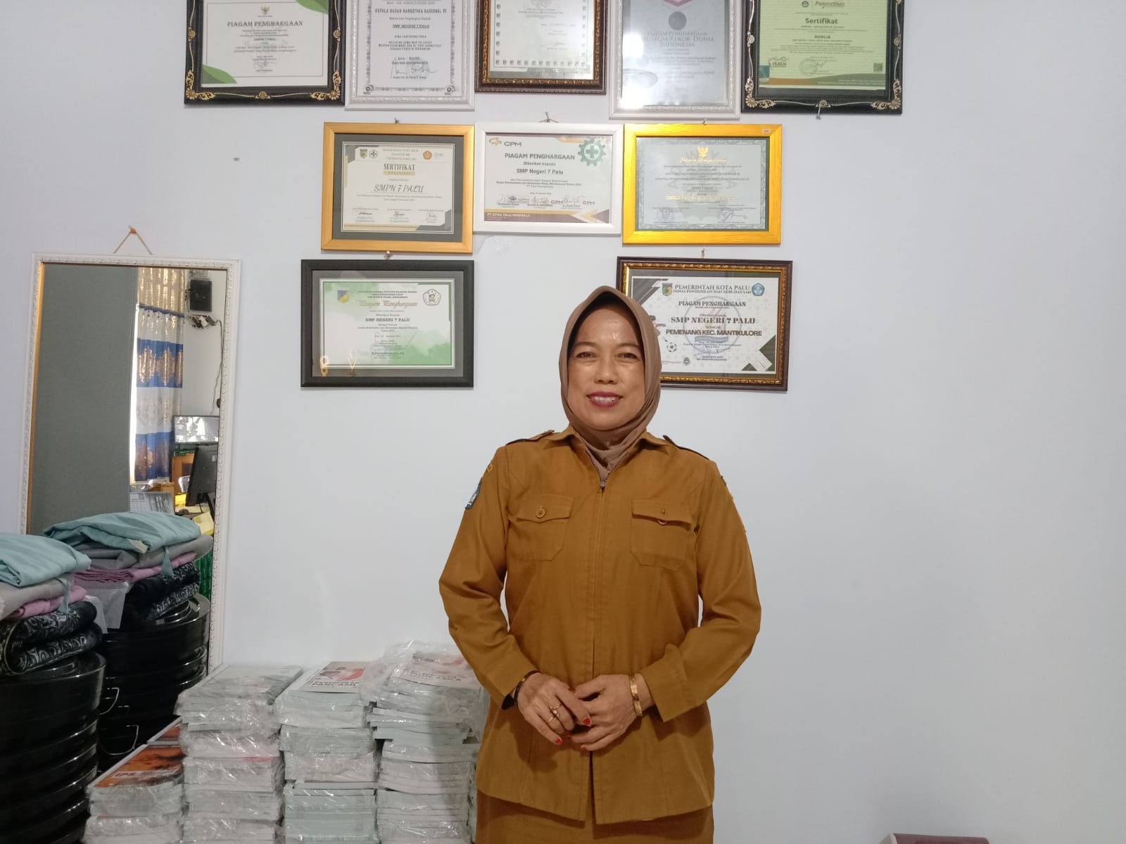 Kepala Sekolah SMPN 7 Palu Rahmawati menjelaskan program unggulan Metomunaka dan UBAMI yang mendorong siswa meraih prestasi hingga tingkat internasional.