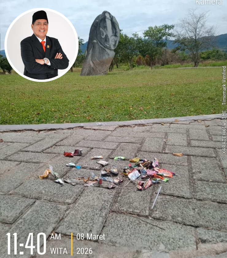Sampah plastik terlihat berserakan di area situs megalit Patung Palindo di Lembah Bada, Kabupaten Poso, Sulawesi Tengah.