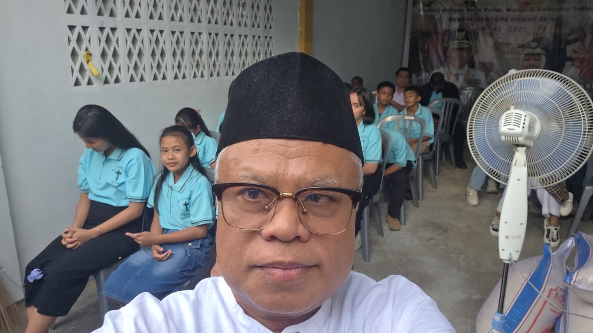 Manajemen Deadline-News.com Grup berbagi kebahagiaan Ramadan dengan 300 anak yatim dalam buka puasa bersama dan penyaluran bantuan beras di Palu.