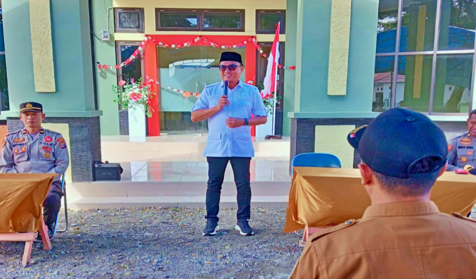 ARAHAN: Bupati Morut, Delis Julkarson Hehi, menyampaikan arahan di peresmian gedung baru Kantor Camat Mamosalato, Senin (9/3/2026).(FOTO: ISTIMEWA/RADAR PALU)  &nbsp;