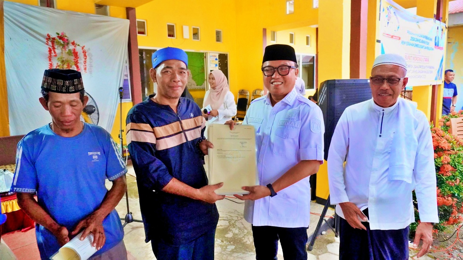 Bupati dan Wakil Bupati Morowali Utara menyerahkan sertipikat gratis program Sehat Nelayan kepada nelayan di Desa Uewaju, Bungku Utara, Senin (9/3/2026). (FOTO: ISTIMEWA/RADAR PALU)