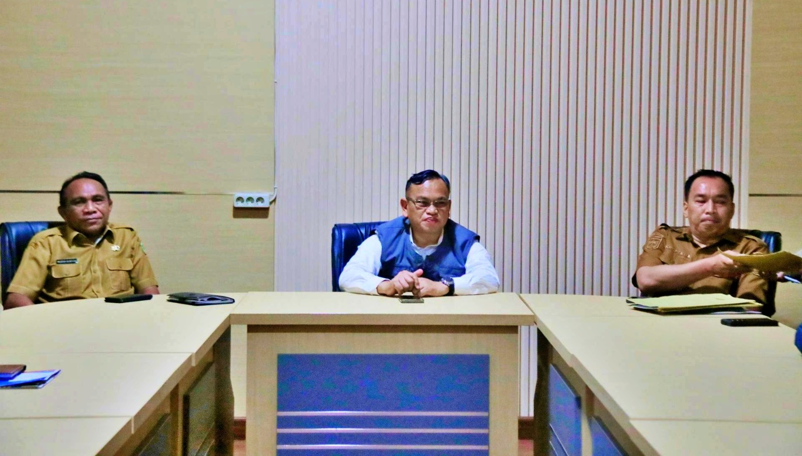 RAPAT: Asisten II Pemprov Sulteng Rudi Dewanto memimpin rapat koordinasi persiapan sidak LPG 3 Kg bersama Sekab Morut Musda Guntur, Selasa (10/3/2026). (FOTO: ISTIMEWA/RADAR PALU)