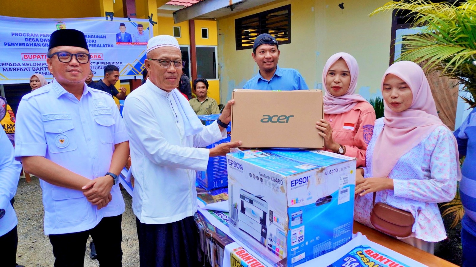 MENYERAHKAN: Bupati bersama Wabup Morowali Utara menyerahkan bantuan usaha kepada salah satu kelompok penerima manfaat BKK di Bungku Utara, Senin (9/3/2026). (FOTO: ISTIMEWA/RADAR PALU)
