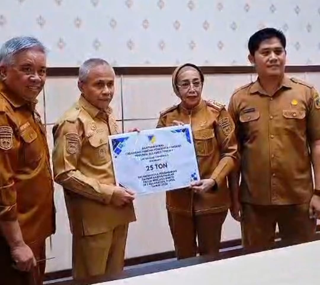Kepala Dinas Pangan Sulawesi Tengah Rohani Mastura menyerahkan bantuan cadangan pangan pemerintah daerah kepada Sekretaris Daerah Kabupaten Donggala Rustam Efendi untuk membant