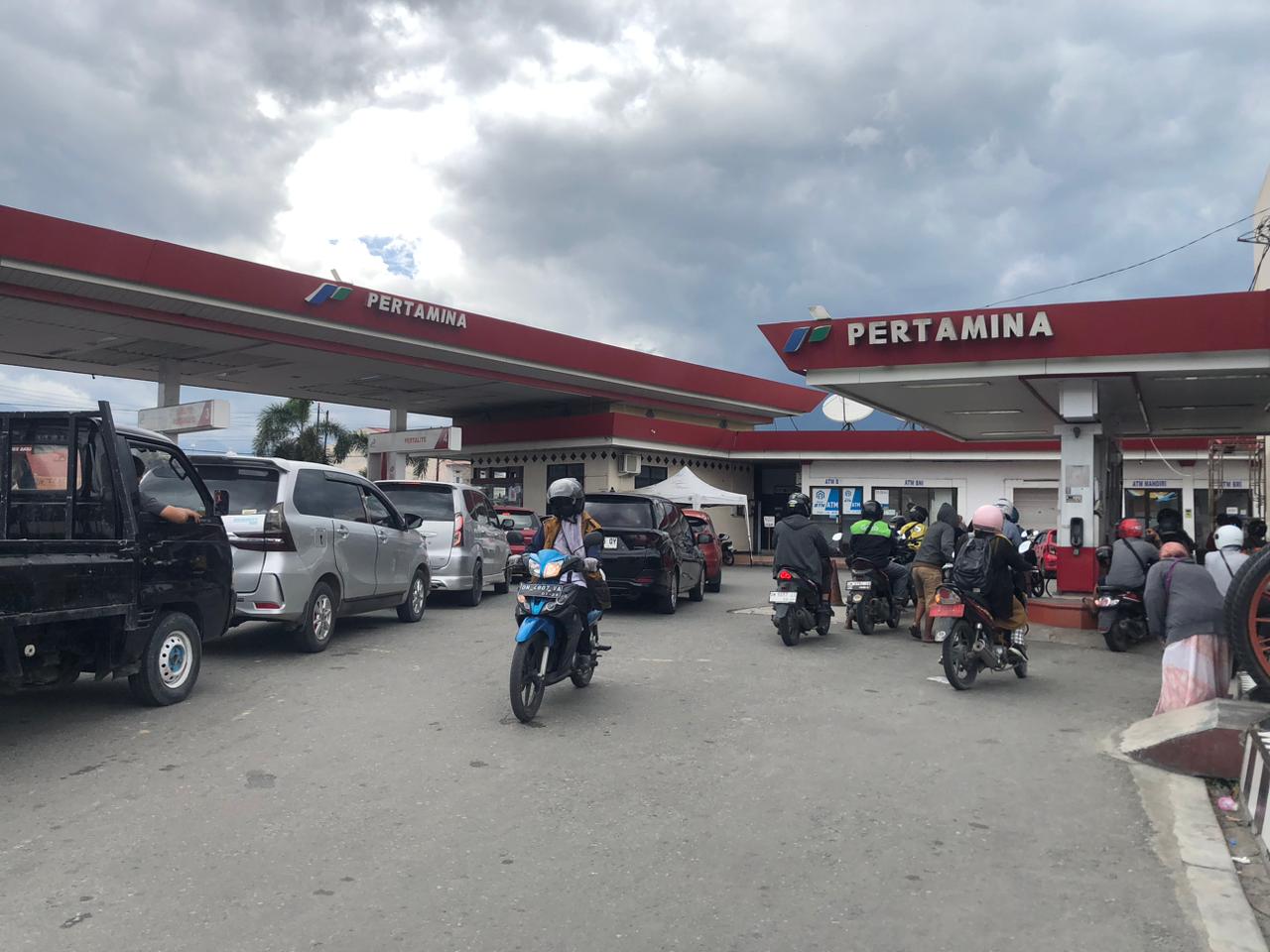 ANTREAN: Tampak salah satu SPBU di Kota Palu yang dipadati pelanggan yang mengisi BBM.
