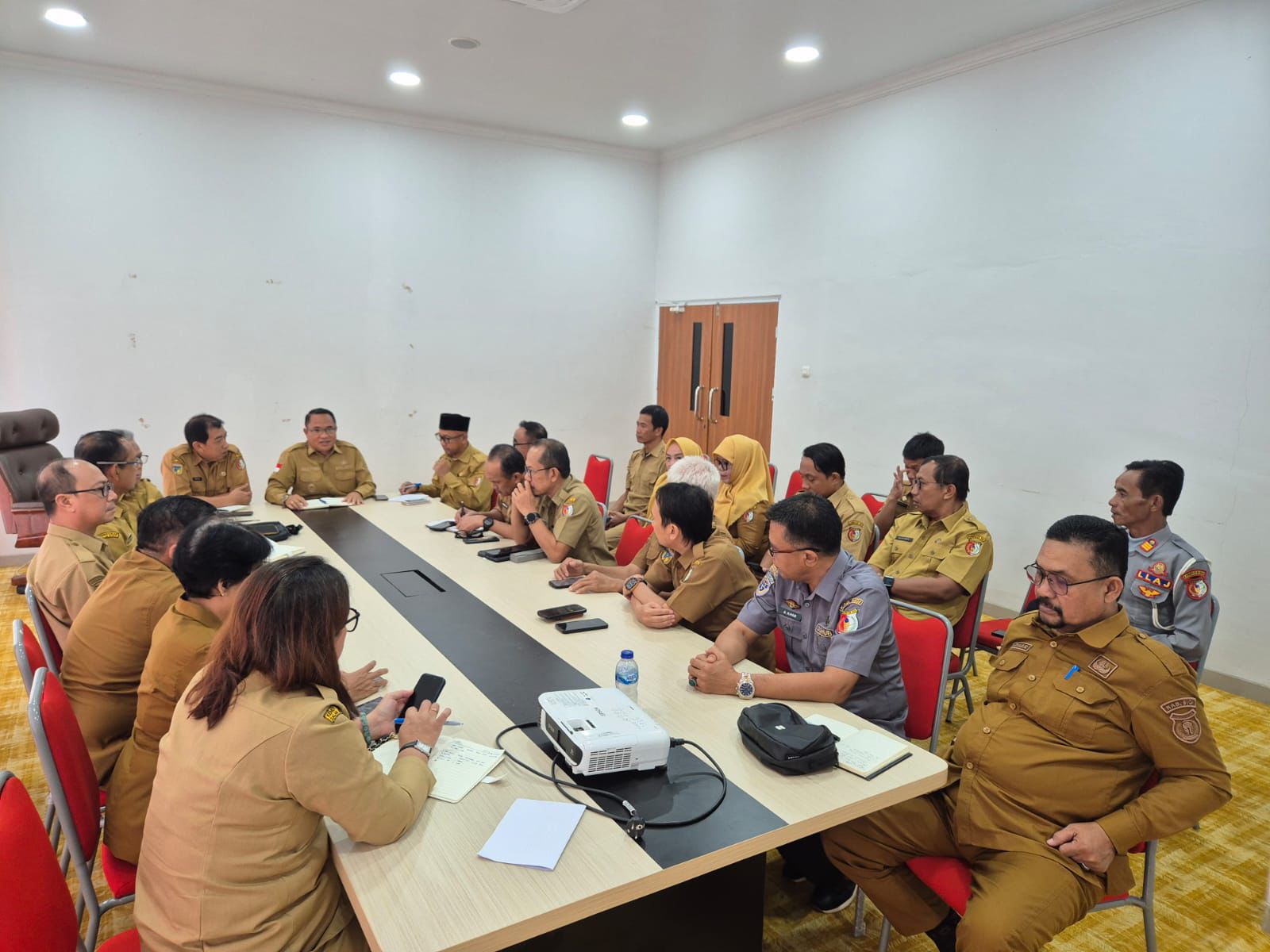 RAPAT: Wabup Sigi memimpin jalannya rakor OPD menghadapi kebutuhan pangan masyarakat.(FOTO: ANGEL SUMBARA/RADAR PALU).