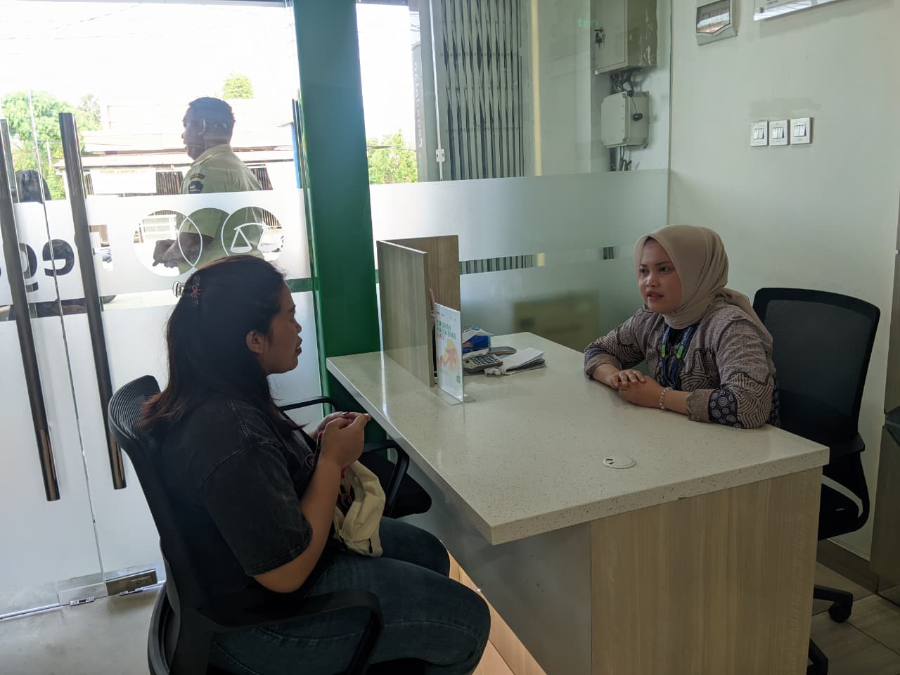 PELAYANAN: Tampak suasana pelayanan pinjaman untuk nasabah.(FOTO: RAHMAT FADHIL/RADAR PALU).  