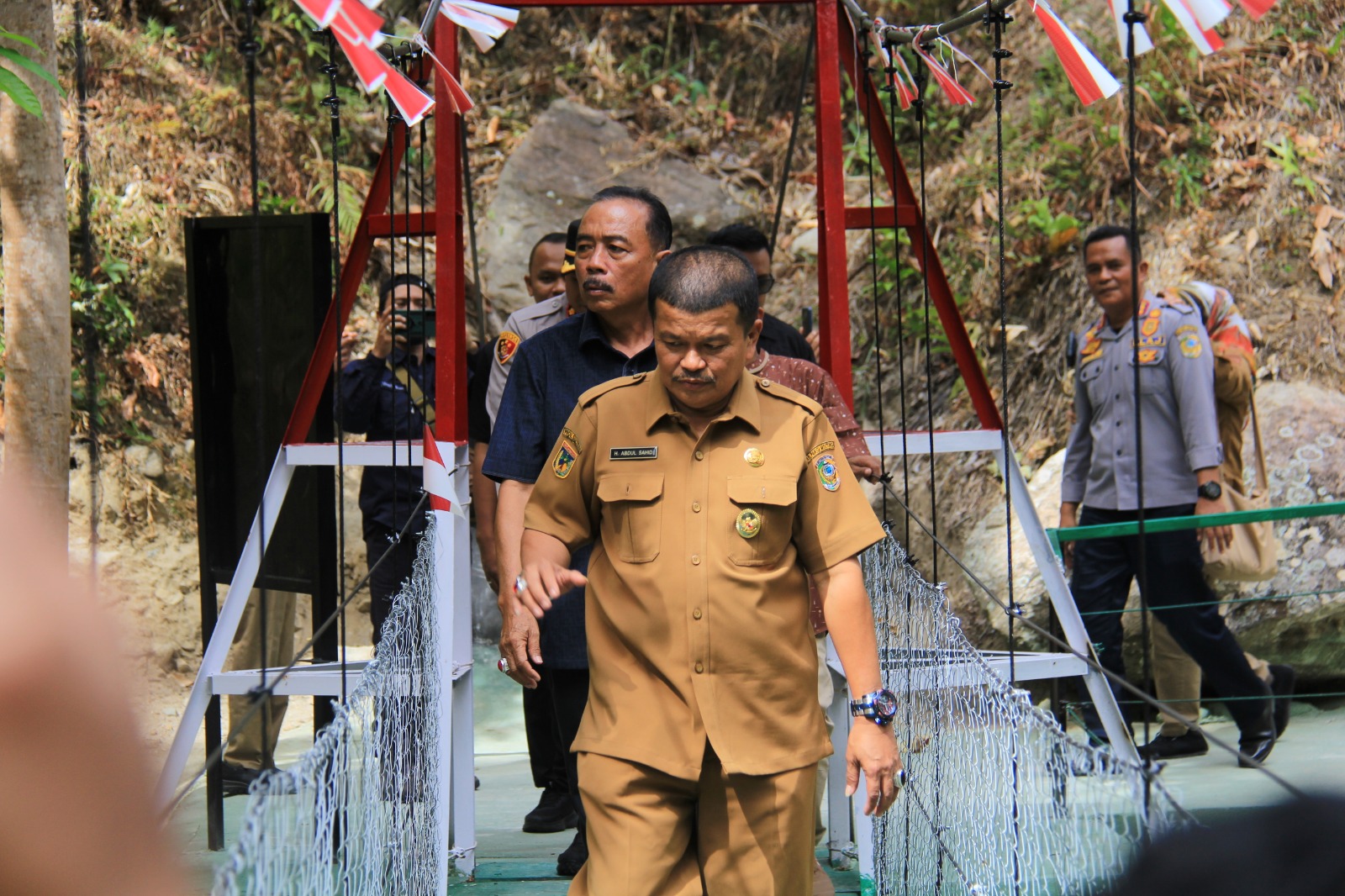 AKSES LANCAR: Wakil Bupati Parigi Moutong Abdul Sahid saat meninjau jembatan garuda di Likuinggavali Desa Uevolo Kecamatan Siniu, Senin (9/3/2026).(FOTO: ISTIMEWA/RADAR PALU)