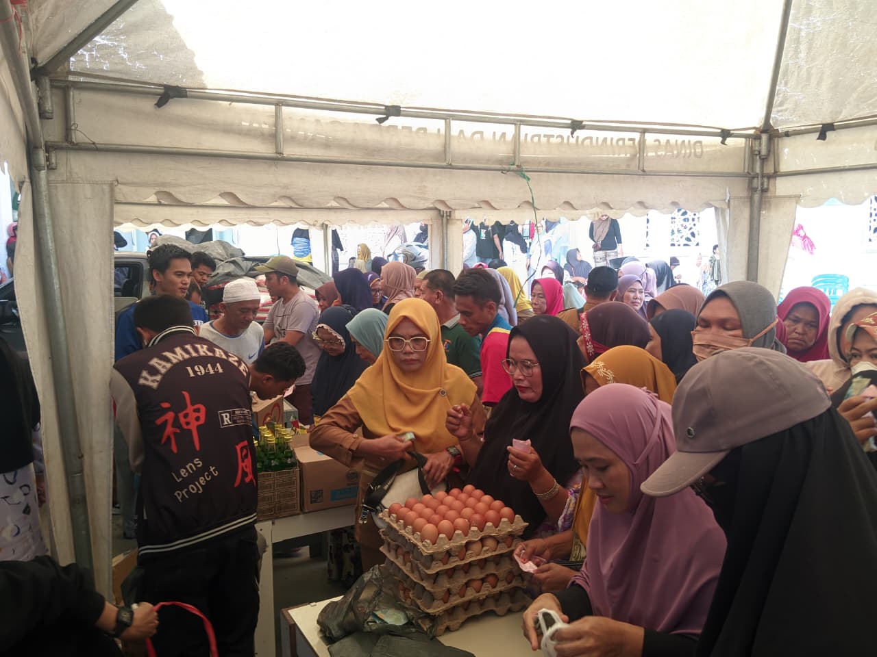 ANTUSIAS : Masyarakat berbondong bondong padati pasar murah, harga bahan pokok lebih terjangkau, Selasa 10 Maret 2026.(FOTO: RAHMAT FADHIL/RADAR PALU)