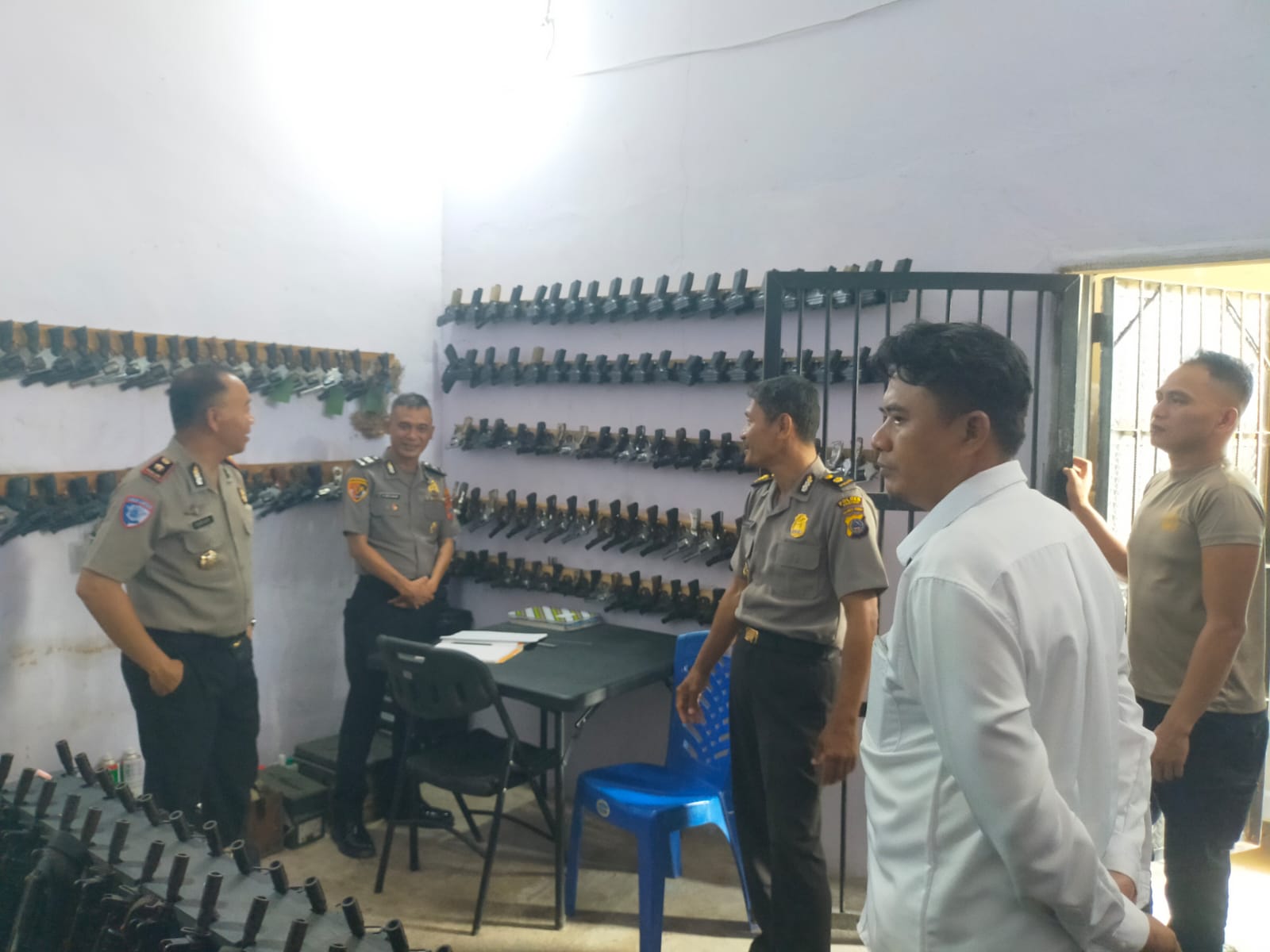 SENJATA: Pengecekan senjata api di Polres Poso.(FOTO: BUDIYANTO WIHARTO/RADAR PALU)