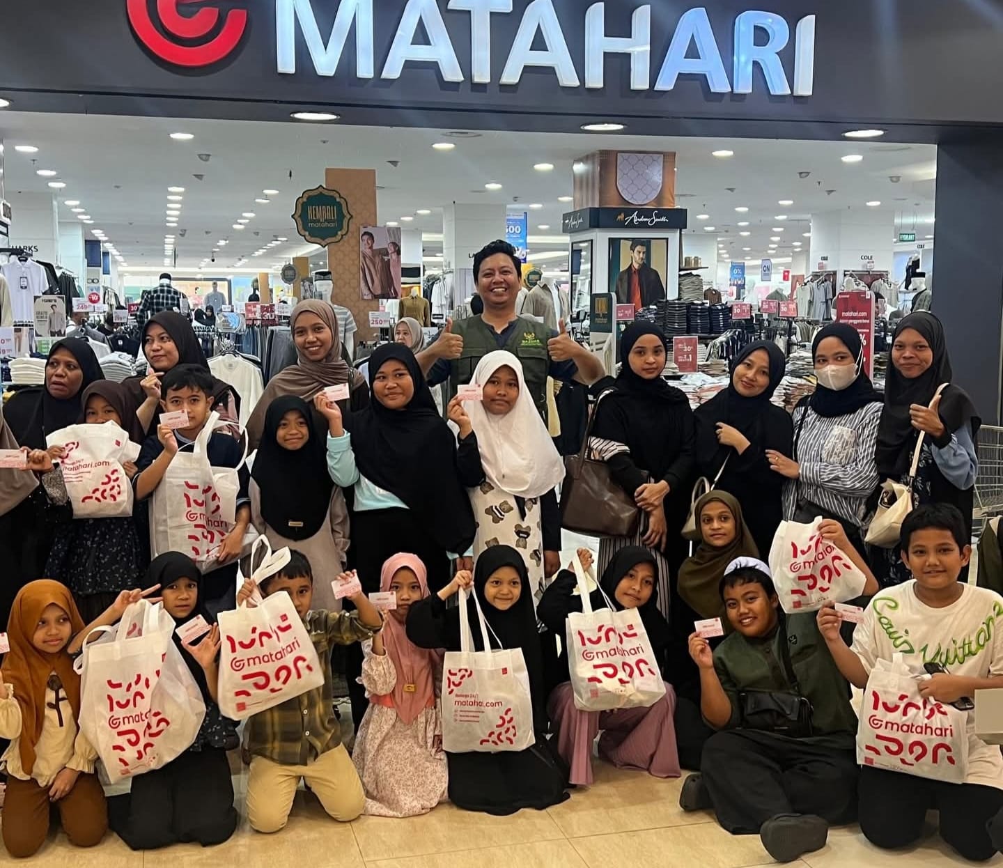 50 anak yatim dari beberapa panti asuhan di Palu diajak bermain dan berbelanja baju baru dalam program CSR &ldquo;Berbagi Berkah Ramadan&rdquo; di Palu Grand Mall, Minggu (8/3/2026).