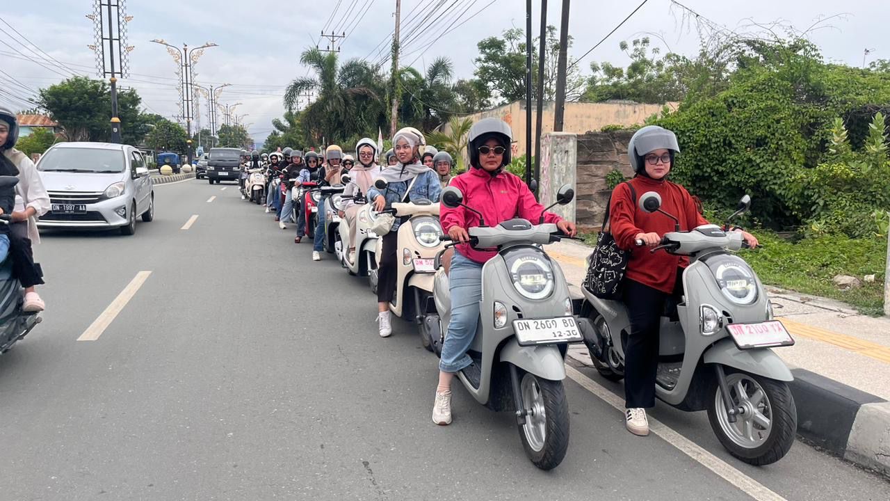 Hijabers komunitas Honda Scoopy mengikuti kegiatan Hijabers Serenity Ride yang digelar Honda Anugerah Perdana di Kota Palu. Peserta melakukan city ride hingga ngabuburide dan buka puasa ber