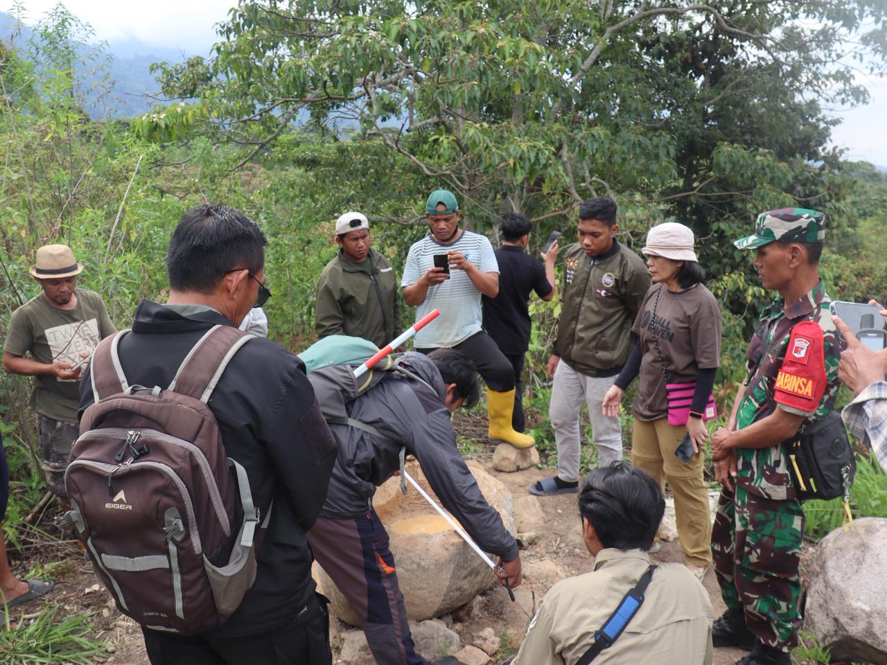 Tim Balai Pelestarian Kebudayaan melakukan pengecekan langsung terhadap temuan benda megalitik jenis kalamba di wilayah Dongi-Dongi, Kabupaten Poso, Sulawesi Tengah.