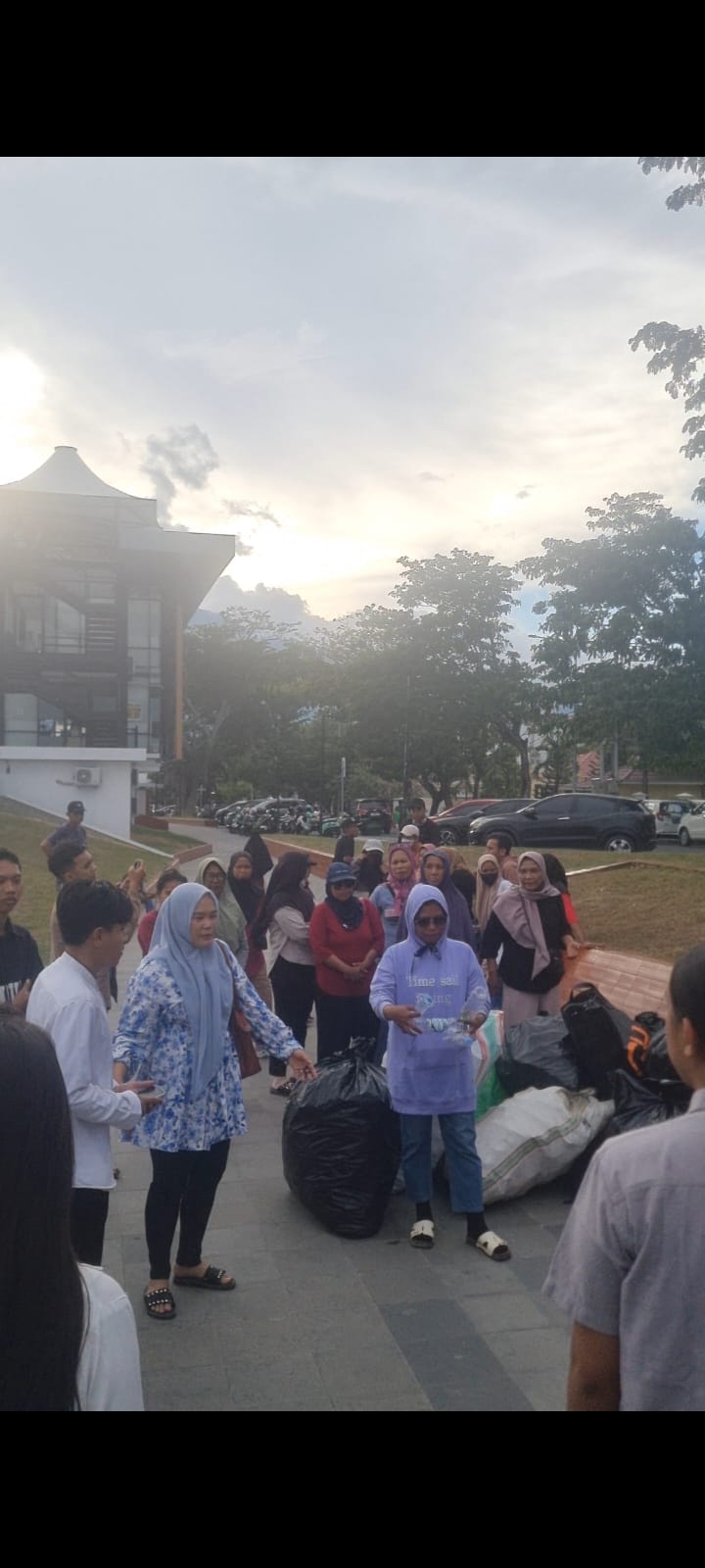 INVESTASI SAMPAH: Kegiatan bertajuk &lsquo;Program Diet Plastik: Ayo Sedekah Sampah Jadi Berkah&rsquo; digelar di Lapangan Vatulemo, Kota Palu, Minggu (8/3/2026). 