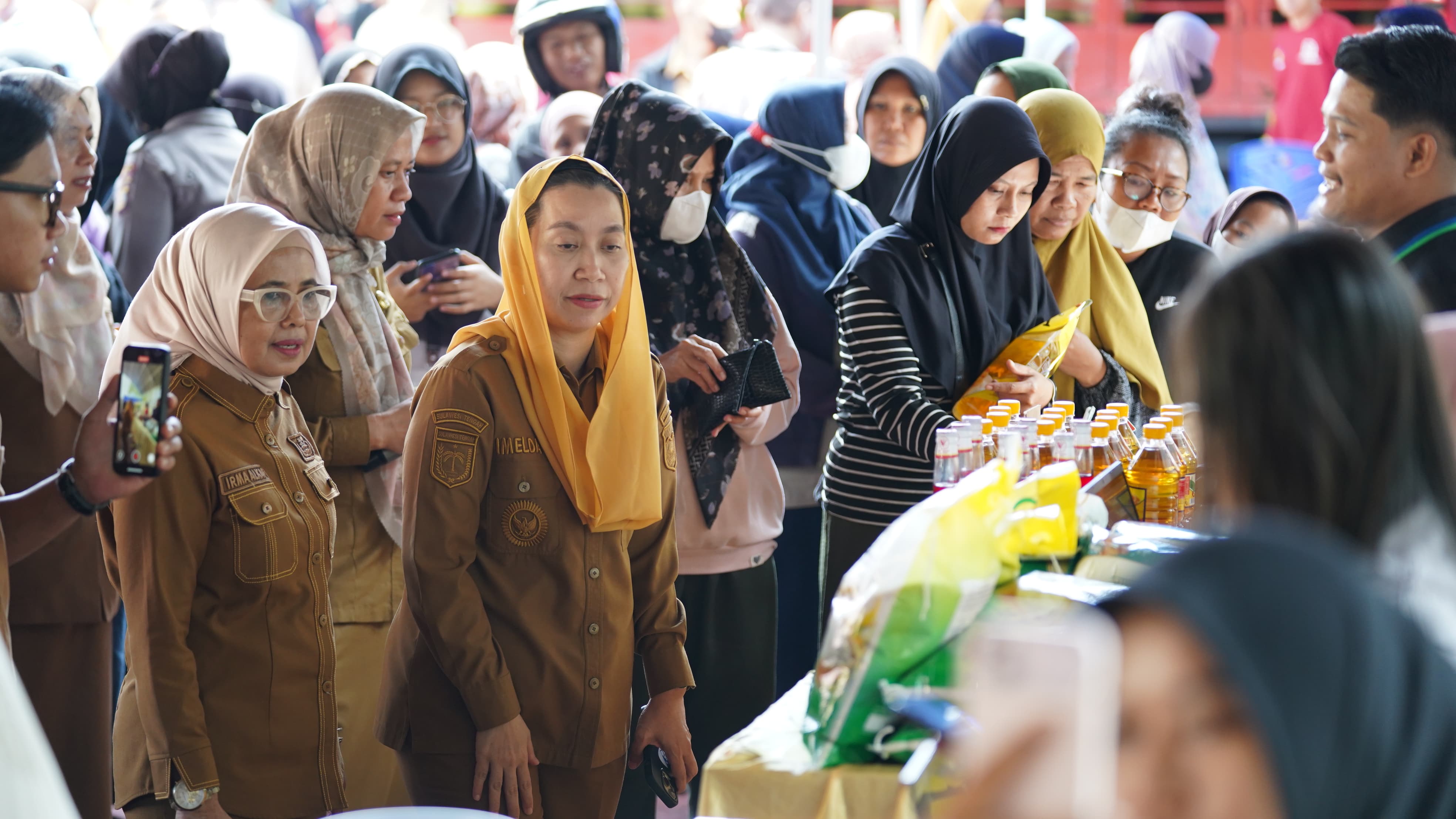 Wakil Wali Kota Palu, Imelda Liliana Muhidin saat meninjau stand penjualan yang ada di Pasar Murah, Selasa (10/3/2026).