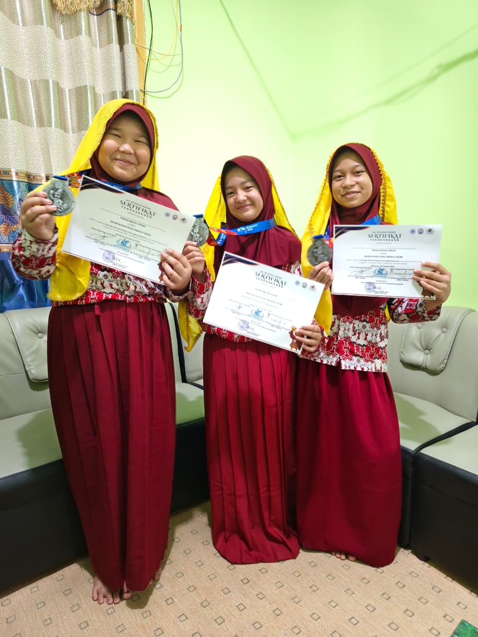 Siswi Madrasah Ibtidaiyah (MI) Muhammadiyah Al-Haq.