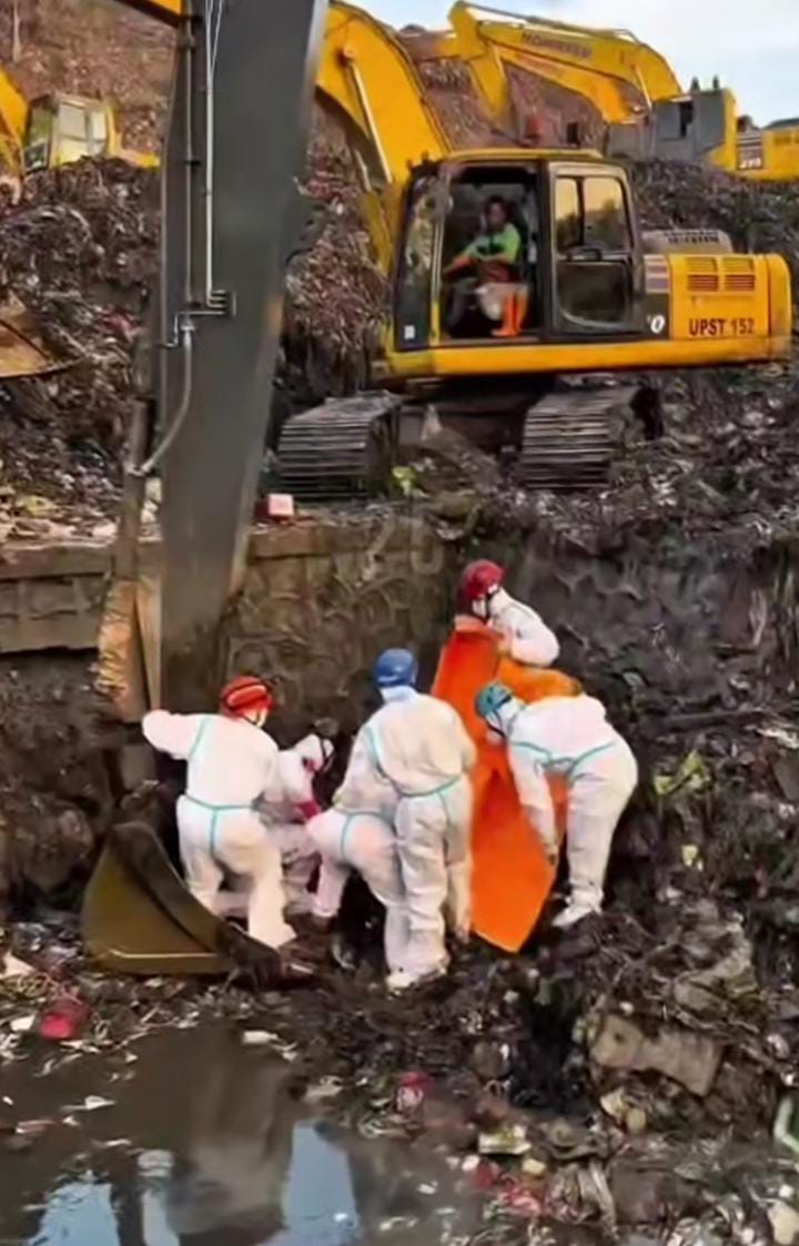 Tim SAR gabungan melakukan pencarian korban tertimbun longsor sampah di TPA Bantargebang, Kota Bekasi.