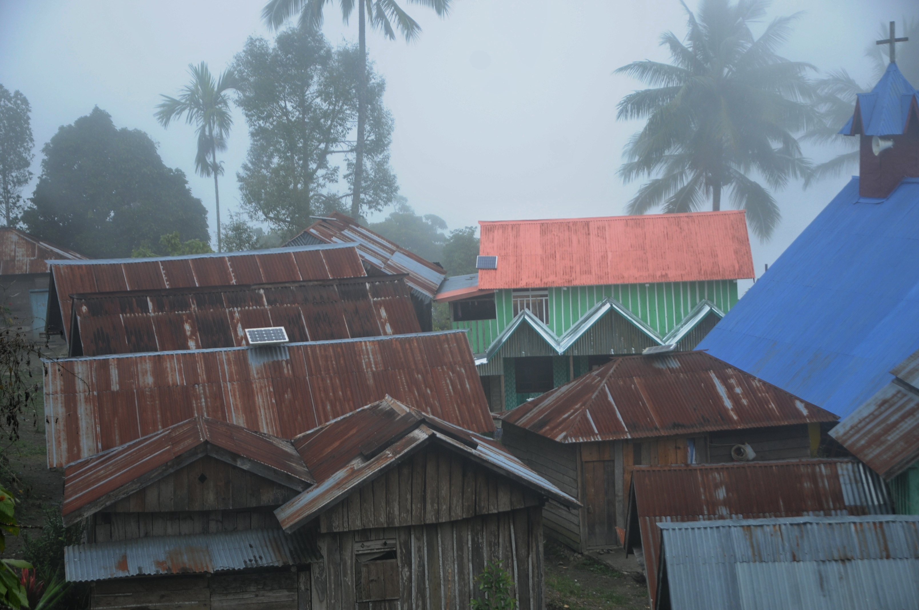 Penggunaan atap seng di wilayah Sulawesi Tengah sangat dominan dibandingkan jenis atap genteng.