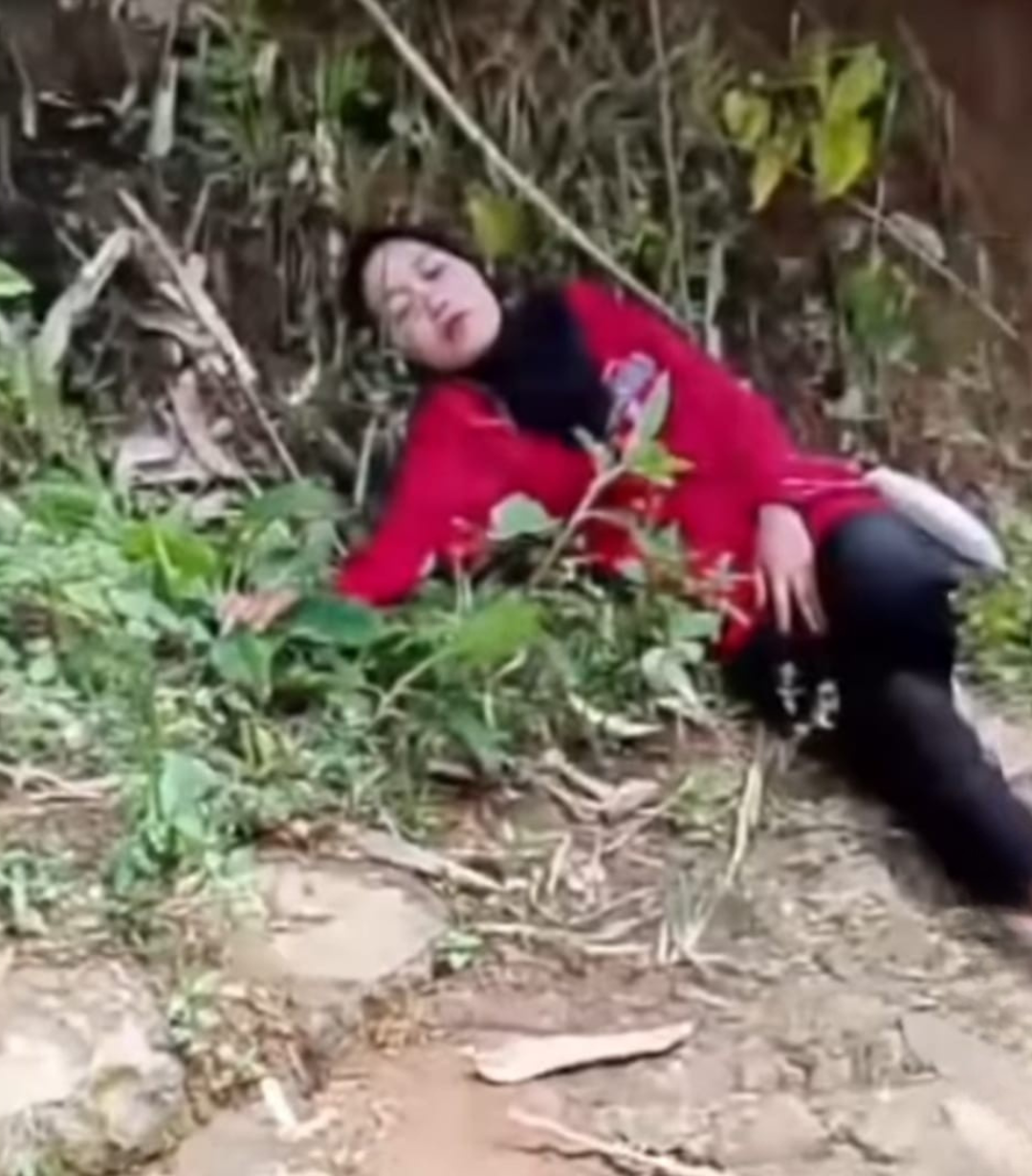Tangkapan layar video viral memperlihatkan seorang wanita di Sinjai Barat meringis kesakitan usai diduga digigit ular berbisa.