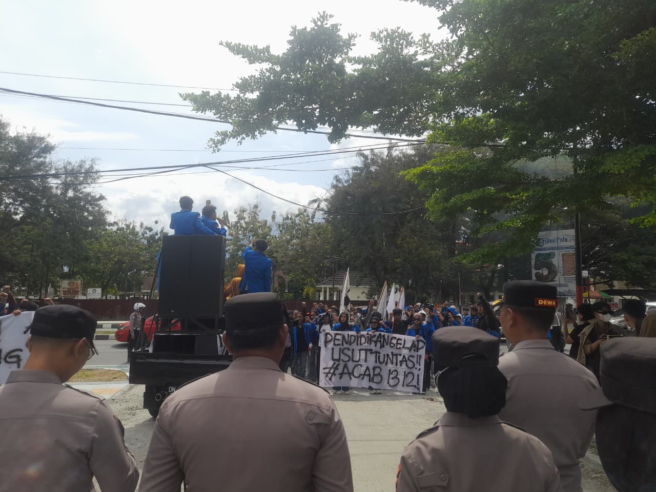 UNJUK RASA: Suasana unjuk rasa mahasiswa di Palu, Rabu (11/3/2026).(FOTO: ANDIKA NUR HIKMAH/RADAR PALU).
