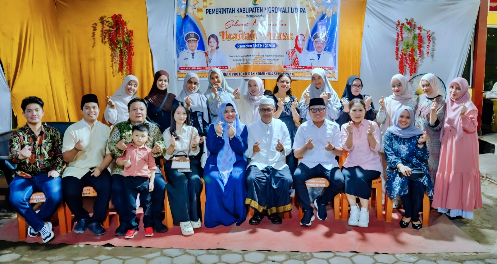 MENUTUP: Bupati dan Wabup Morut bersama masyarakat, usai menutup Safari Ramadan di Kecamatan Bungku Utara, Senin (9/3/2026). (FOTO: ISTIMEWA/RADAR PALU)  