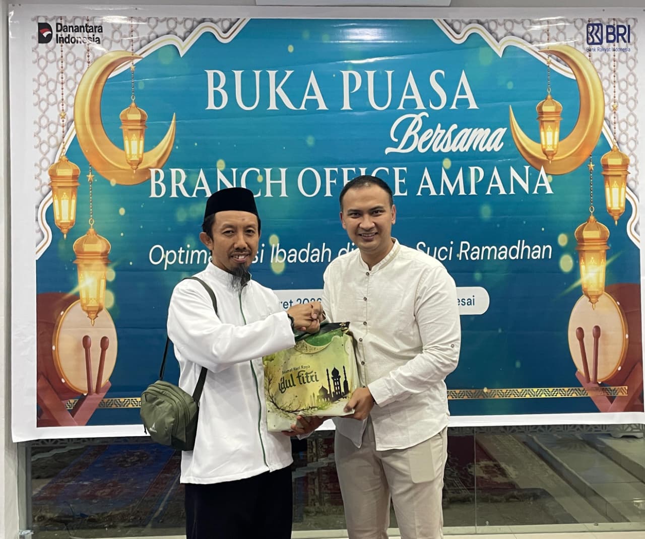 Pimpinan Branch Office BRI Ampana, Raden Beril Trianov (kanan), menyerahkan Sembako lebaran kepada karyawan dalam rangka kegiatan buka puasa bersama keluarga besar BRI Branch Office Ampana.