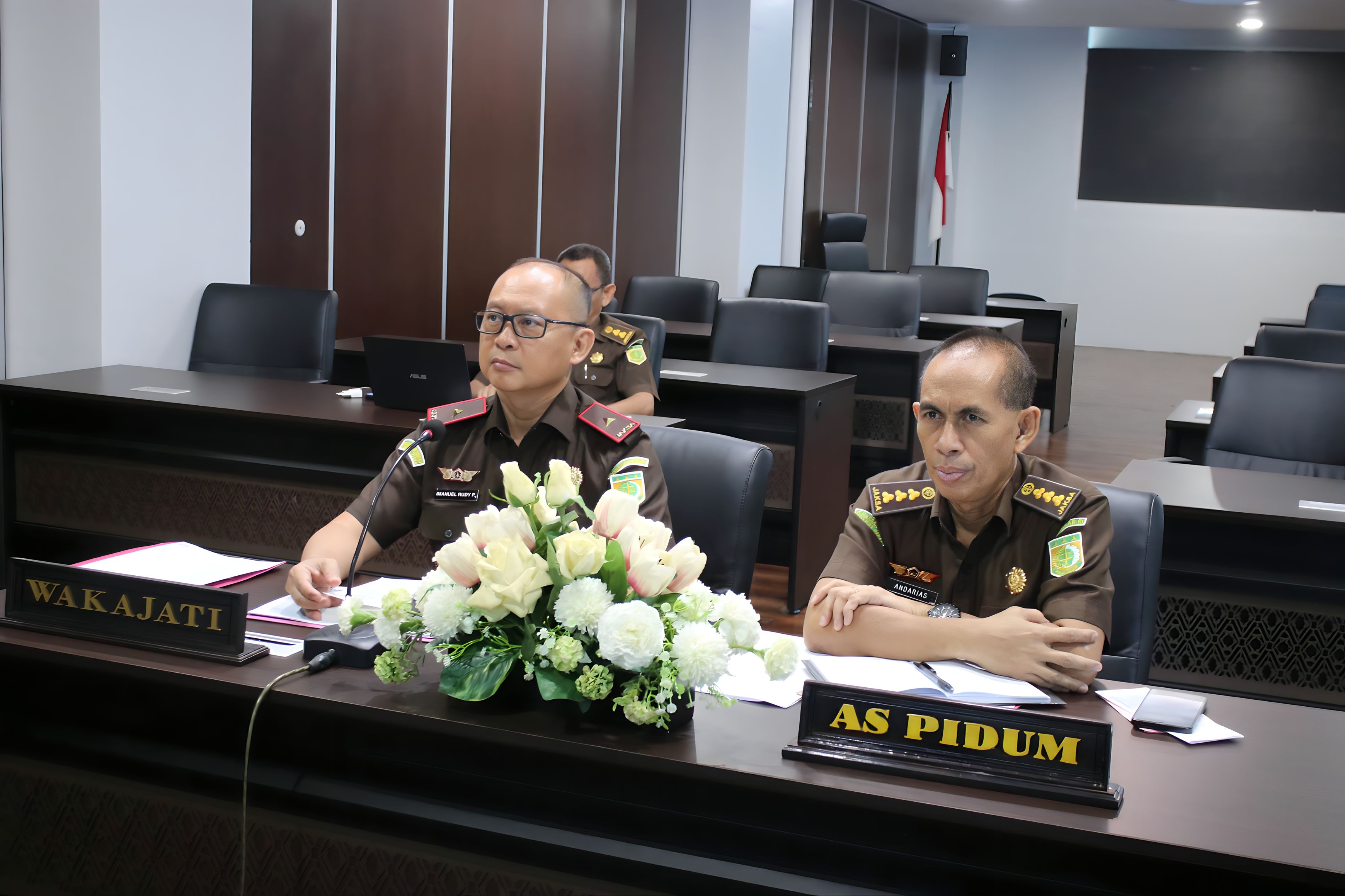 Wakajati Sulteng Imanuel Rudy Pailang memimpin ekspose perkara penganiayaan dari Kejari Palu yang diajukan untuk penghentian penuntutan melalui mekanisme Restorative Justice, Selasa (10/3/2026).