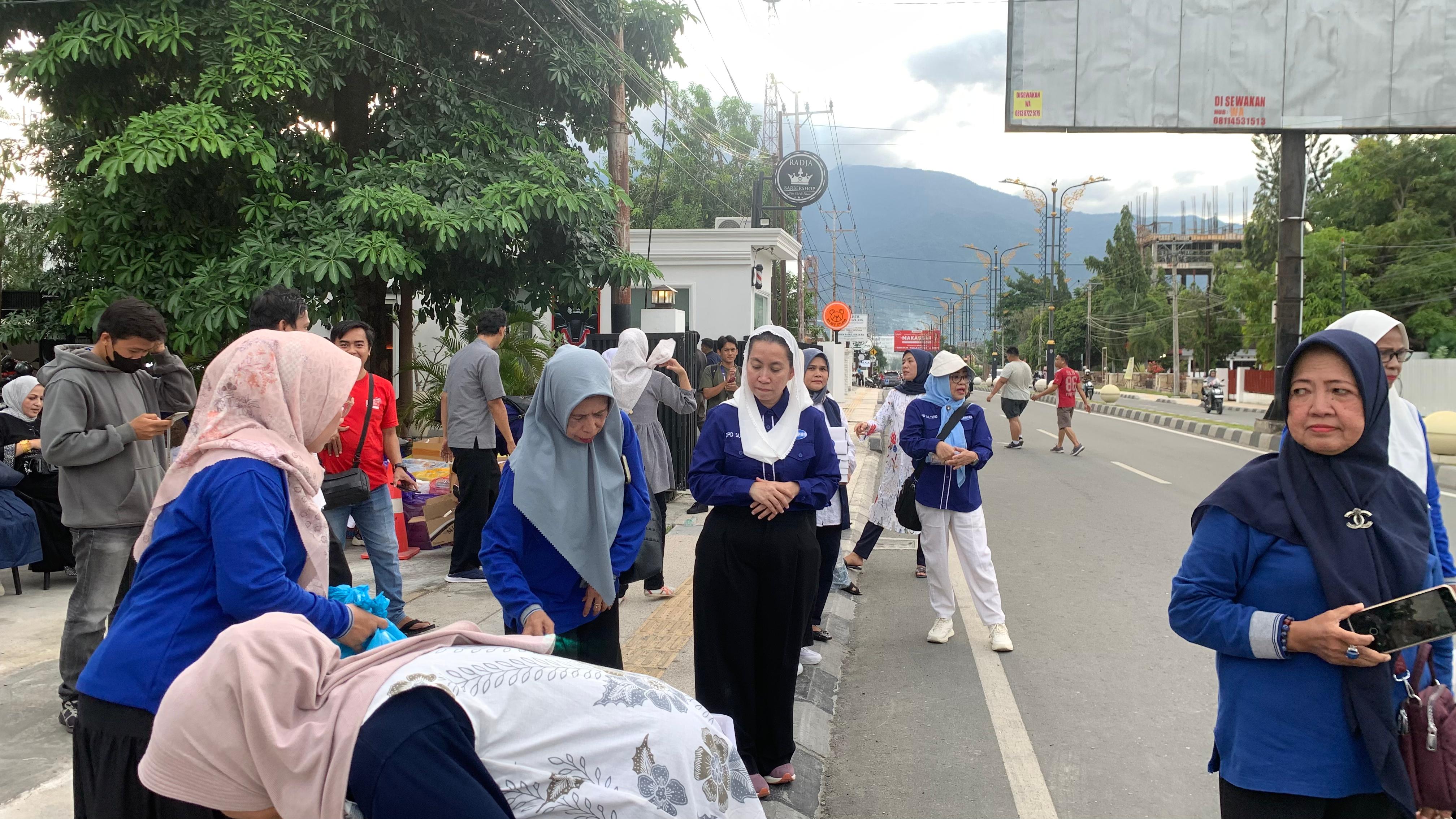 DPS Asosiasi Pengusaha Jasaboga Indonesia (APJI) Sulawesi Tengah membagikan 2.050 takjil kepada masyarakat Kota Palu.