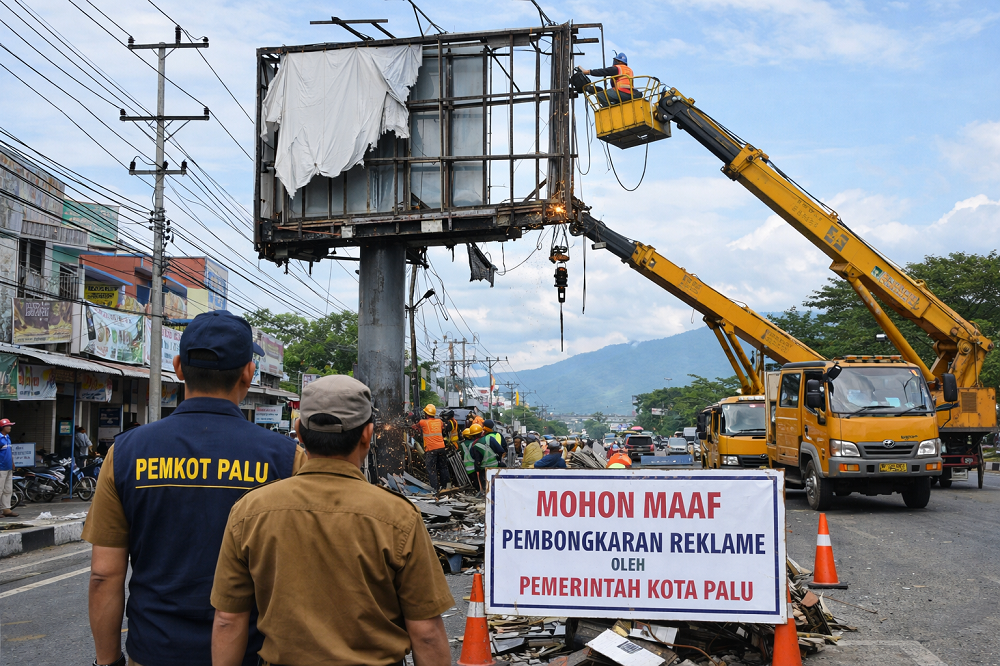 ILUSTRASI pembongkaran bangunan reklame.