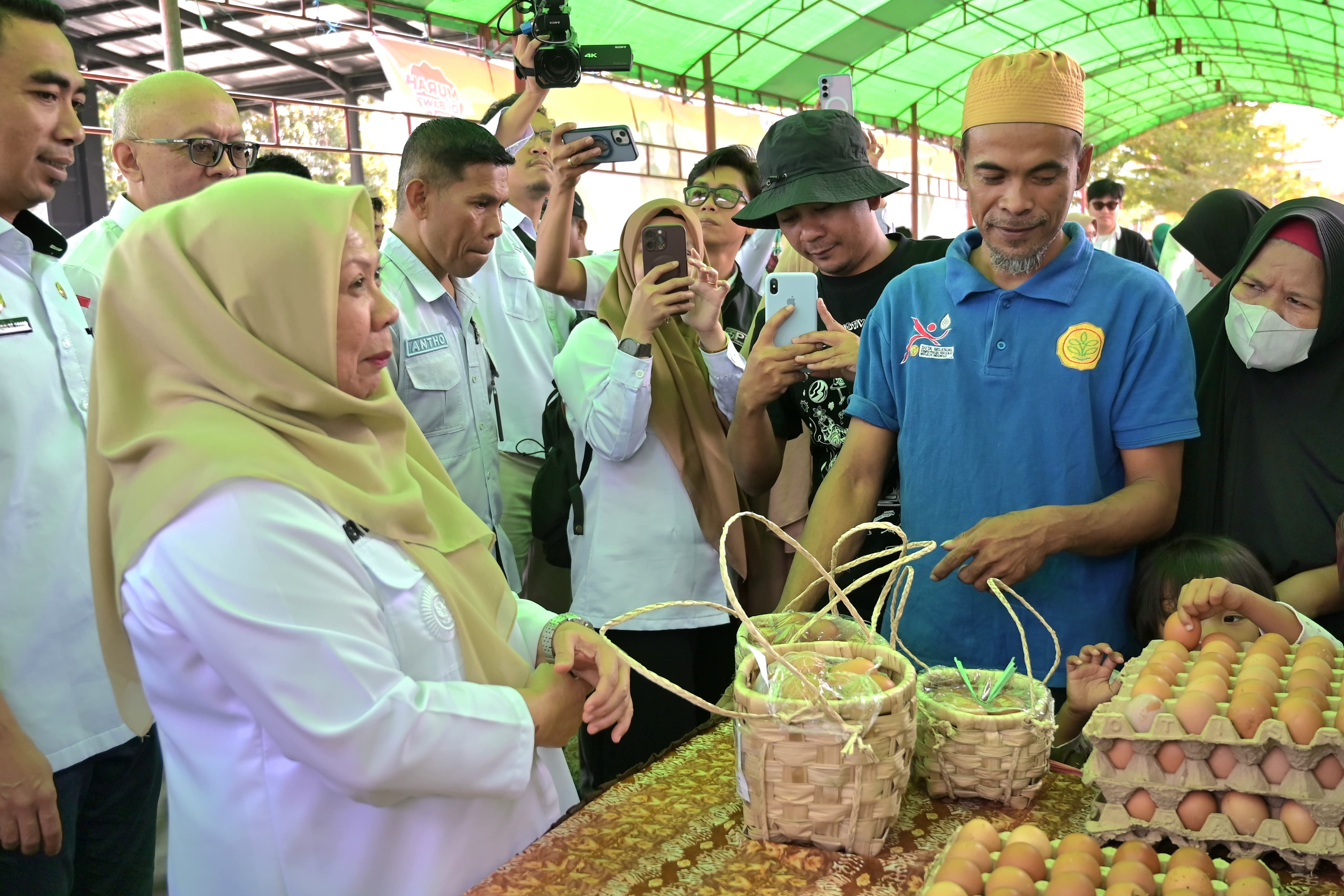 Wagub Sulteng Reny A. Lamadjido membuka Gerakan Pangan Murah di halaman TVRI Sulteng, Palu, Rabu (11/3/2026).