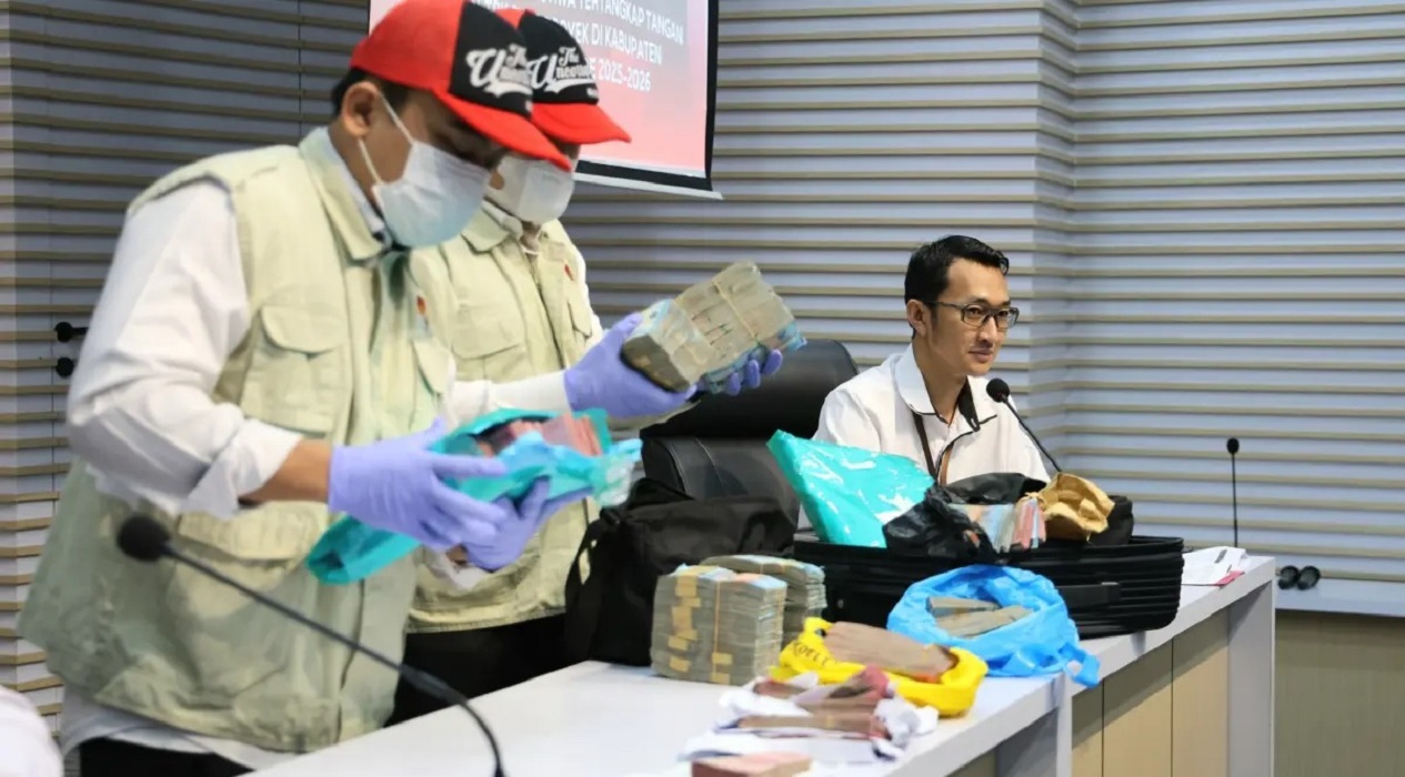 Petugas menunjukan barang bukti terkait OTT KPK kepada Bupati Rejang Lebong Muhammad Fikri Thobari di Gedung Merah Putih KPK, Rabu (11/3/2026). 