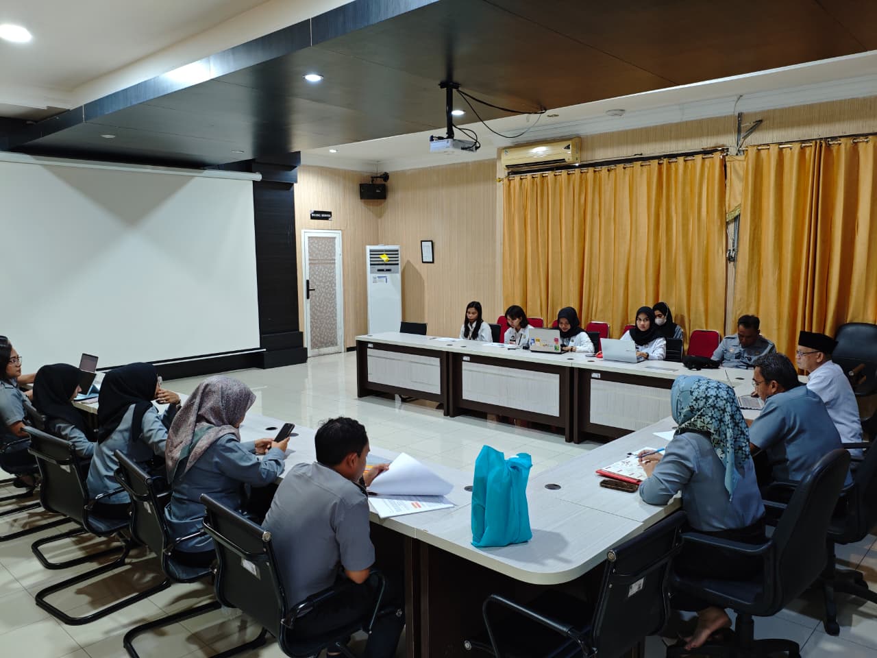 Kanwil Kemenkum Sulawesi Tengah menggelar rapat pengumpulan data sebagai bagian dari evaluasi penyelenggaraan pelayanan publik tahun 2026 di Aula Kebangsaan.