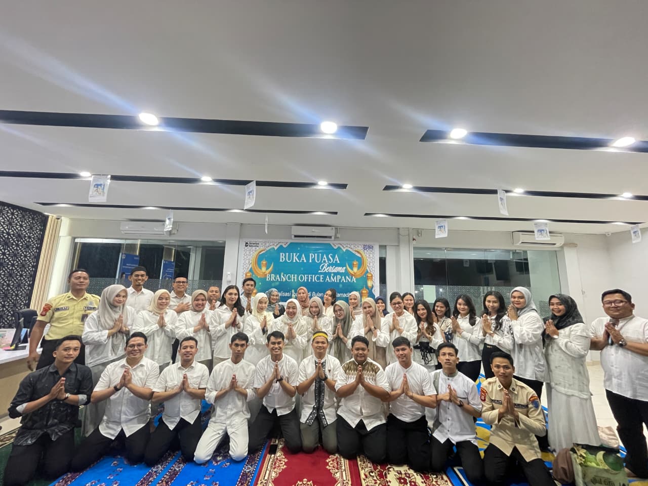 Manajemen serta karyawan dan karyawati PT BRI Branch Office Ampana berfoto bersama usai kegiatan buka puasa bersama yang digelar di Banking Hall BRI BO Ampana