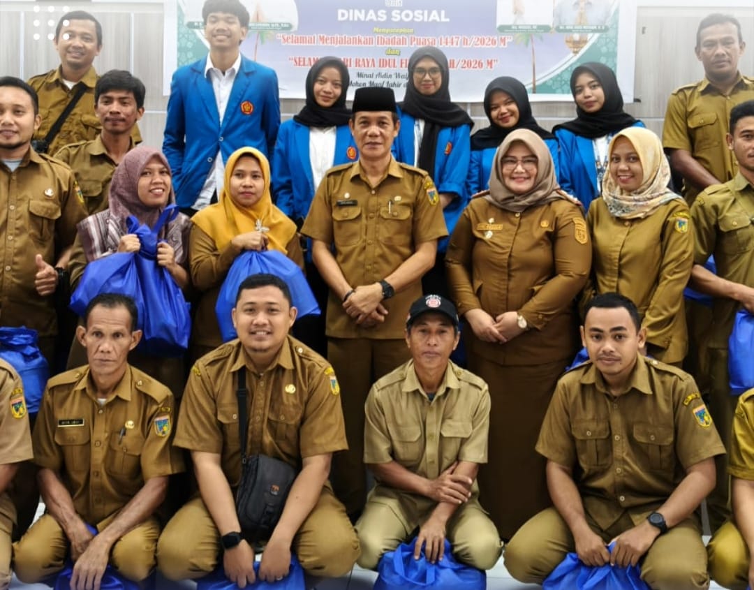 Kepala Dinas Sosial Provinsi Sulawesi Tengah, Rifki Anata Mustaqim, bersama PPPK paruh waktu dan mahasiswa magang Universitas Tadulako di Palu, Senin (10/3/2026).