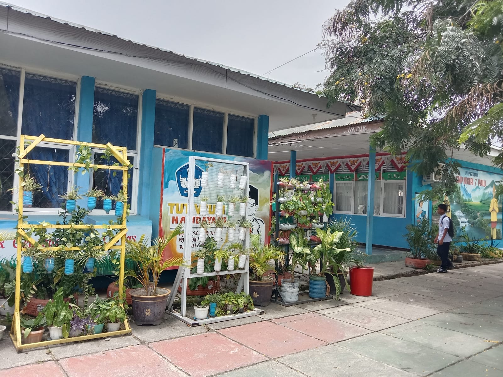  SMPN 7 Palu, yang meraih predikat Adiwiyata Nasional 2025 dan menerapkan aturan bebas plastik sekali pakai.