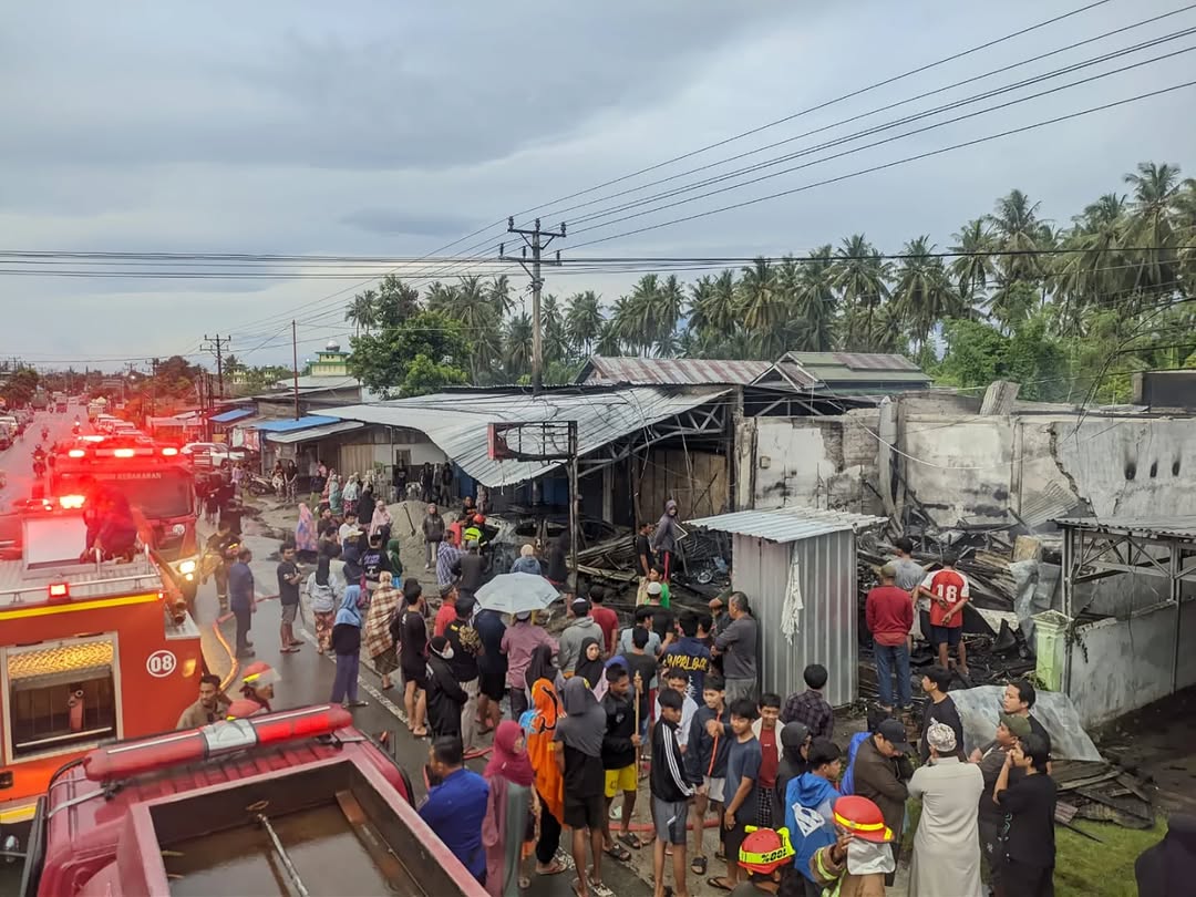 Warga memadati lokasi kebakaran di Jalan Trans Sulawesi, Kelurahan Kayumalue Ngapa, Kecamatan Palu Utara yang terjadi Rabu (11/3) dini hari.