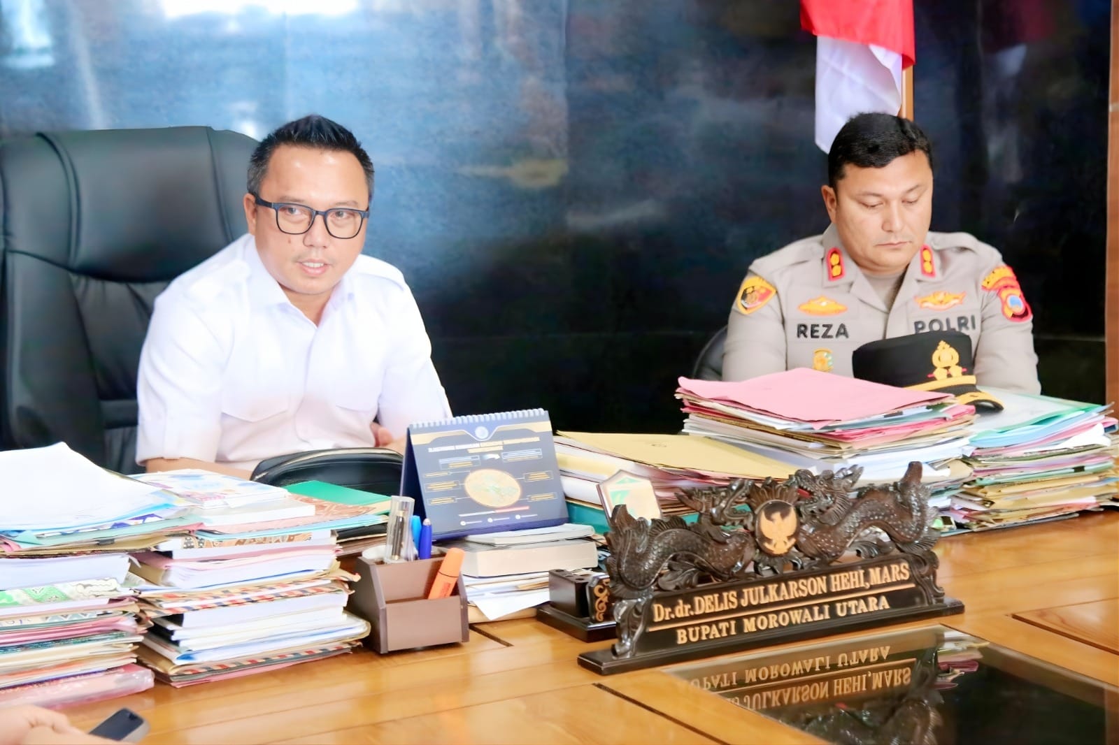 Bupati Morowali Utara Delis Julkarson Hehi memimpin rapat bersama Kapolres Morowali Utara Reza Khomeini dan BPN membahas penyelesaian sengketa lahan PT Agro Nusa Abadi.
